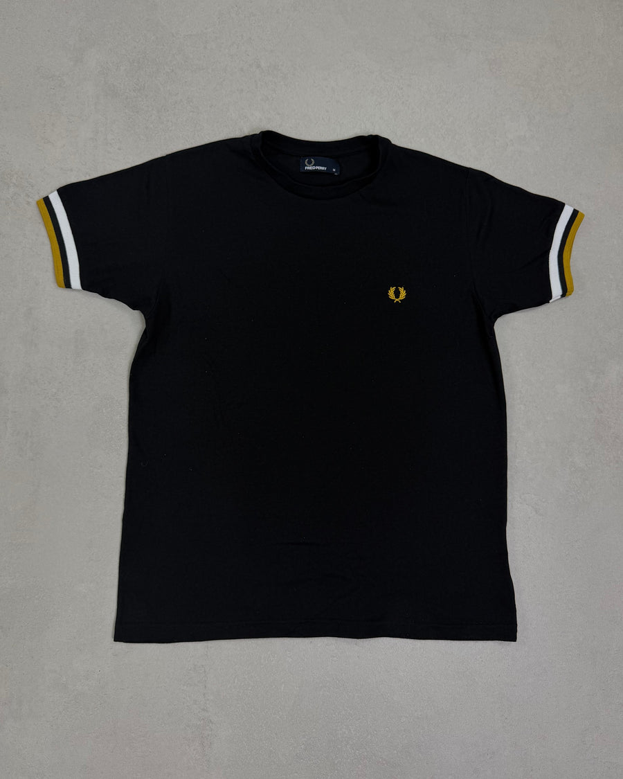 Fred Perry T-Shirt Schwarz mit Gelb-Weiß-Tipping Größe M – Vorderseite