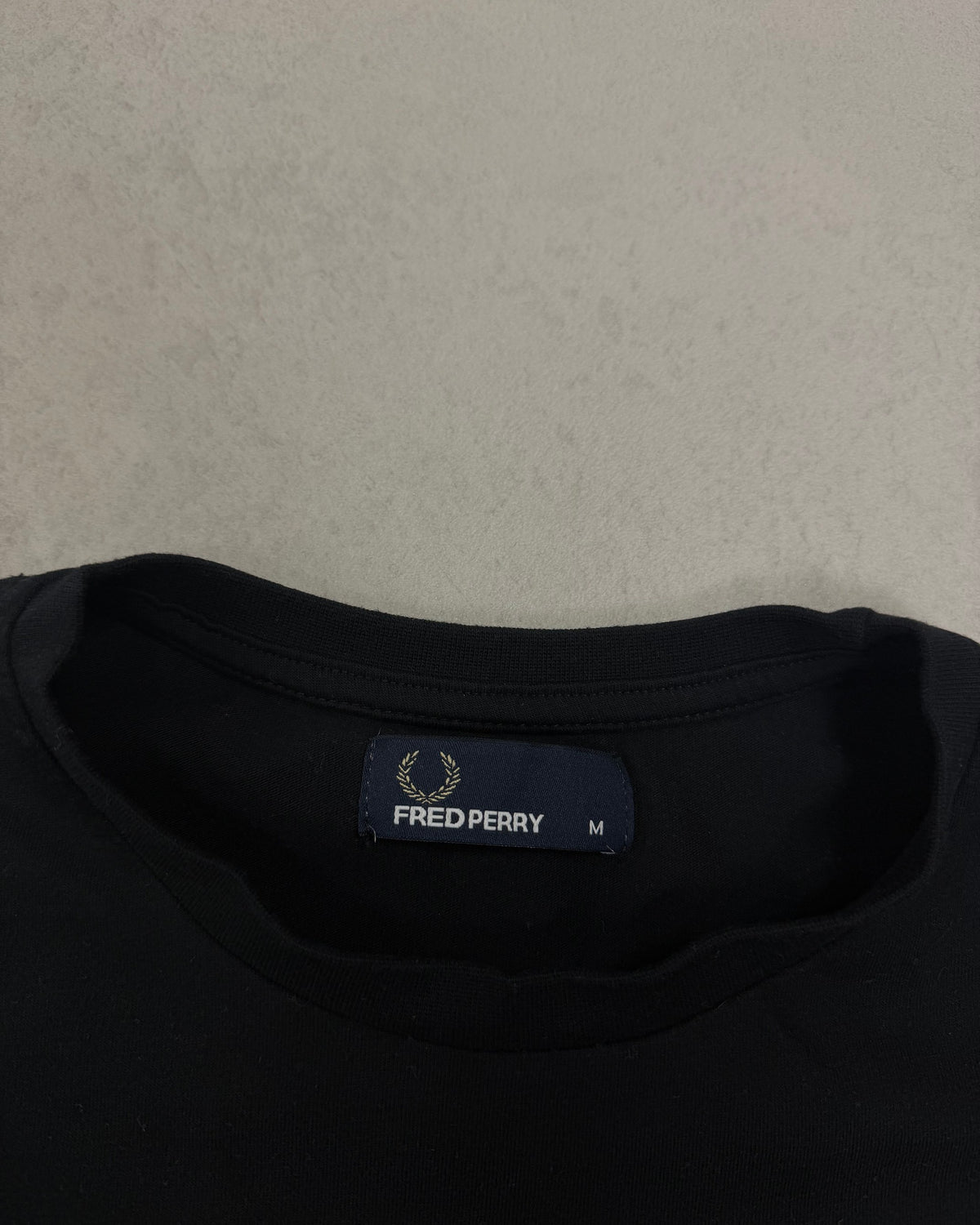 Fred Perry T-Shirt Schwarz mit Gelb-Weiß-Tipping Größe M – Etikett