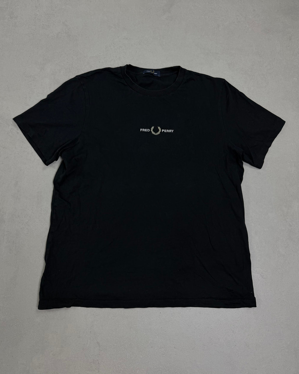 Fred Perry T-Shirt Schwarz mit gesticktem Schriftzug Größe L – Vorderseite