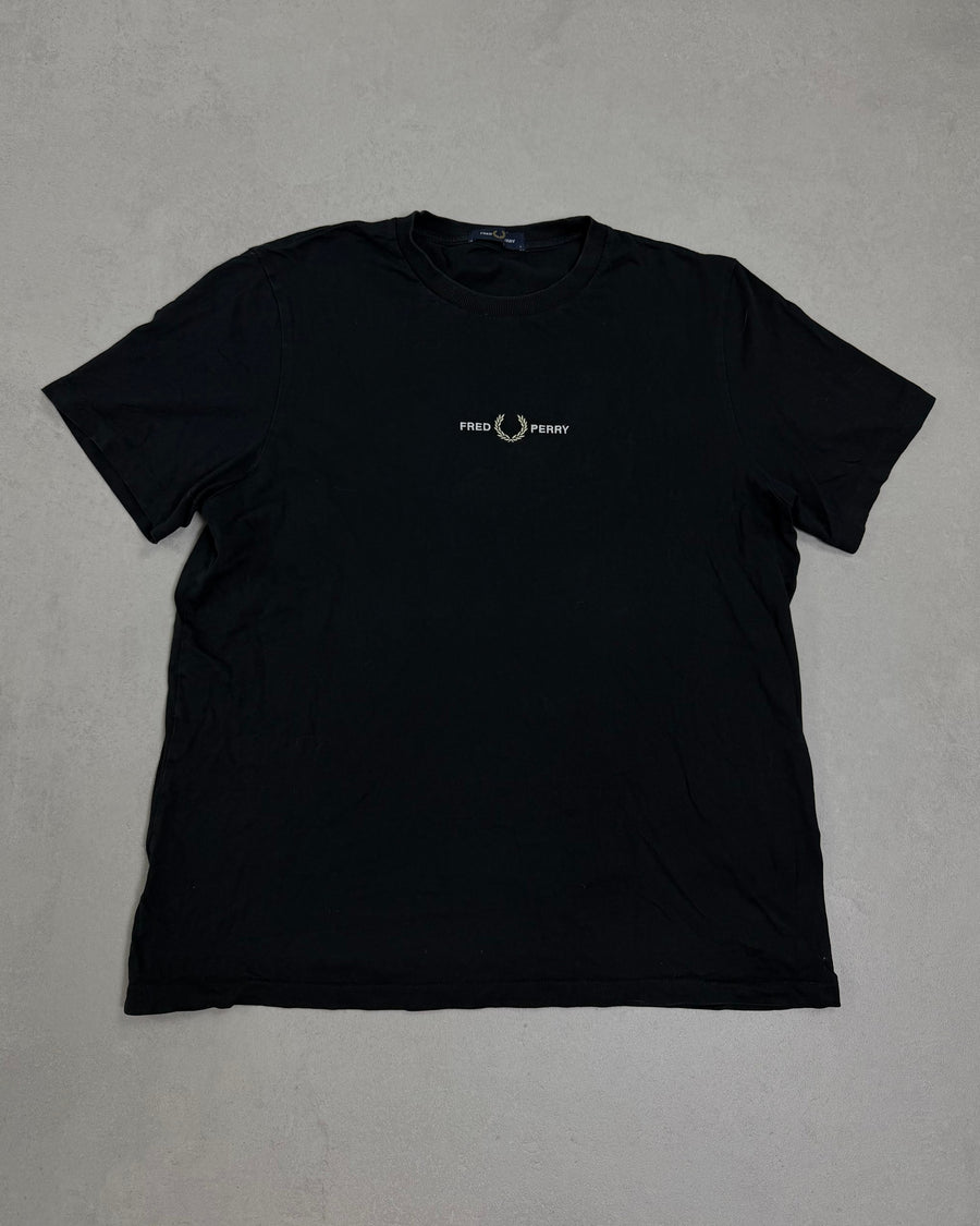 Fred Perry T-Shirt Schwarz mit gesticktem Schriftzug Größe L – Vorderseite