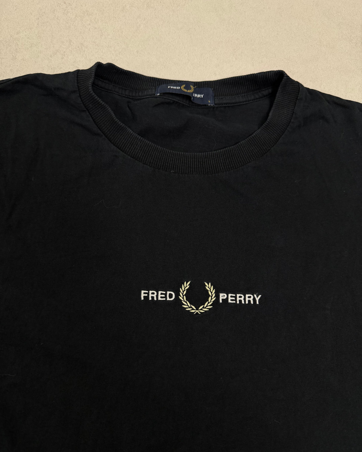 Fred Perry T-Shirt Schwarz mit gesticktem Schriftzug Größe L – Detail