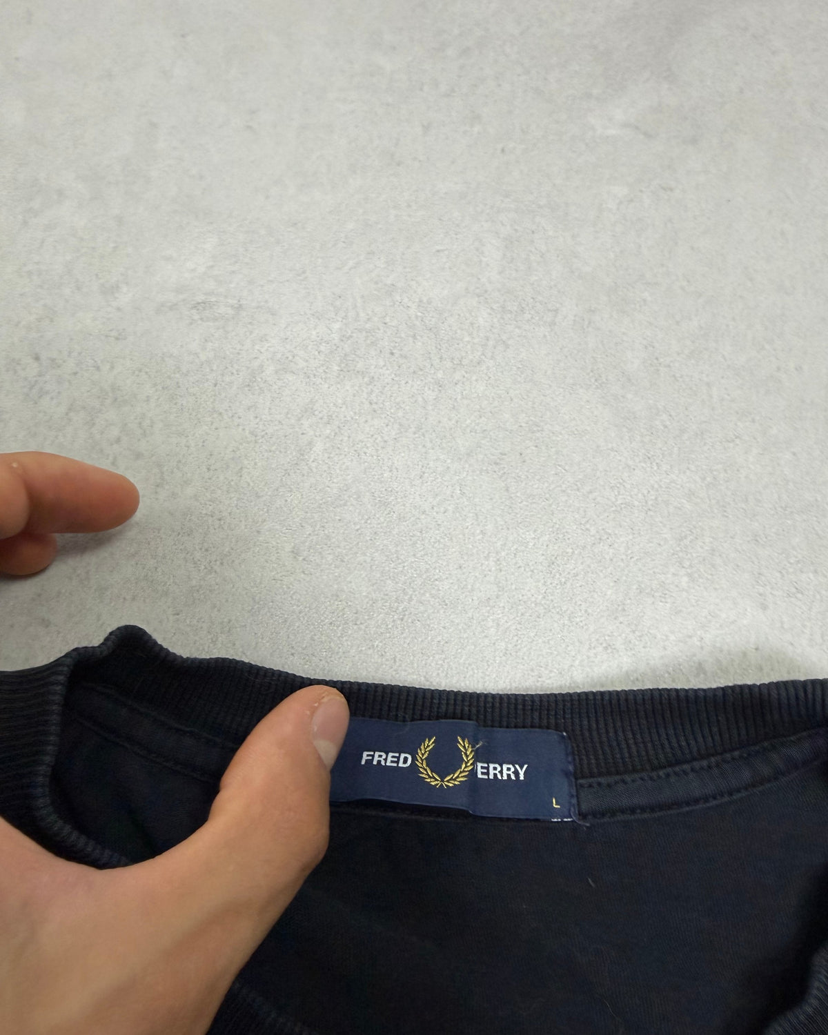 Fred Perry T-Shirt Schwarz mit gesticktem Schriftzug Größe L – Etikett