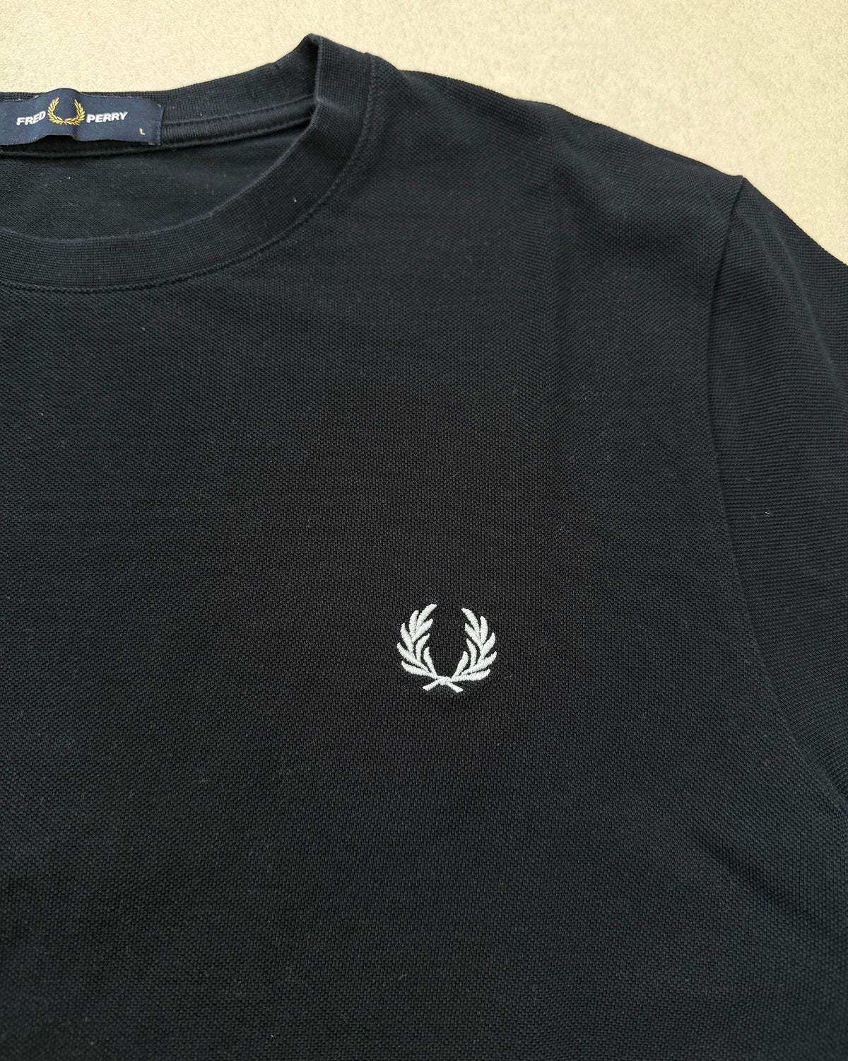 Fred Perry T-Shirt Schwarz mit gestreiften Ärmelbündchen Größe L – Detail