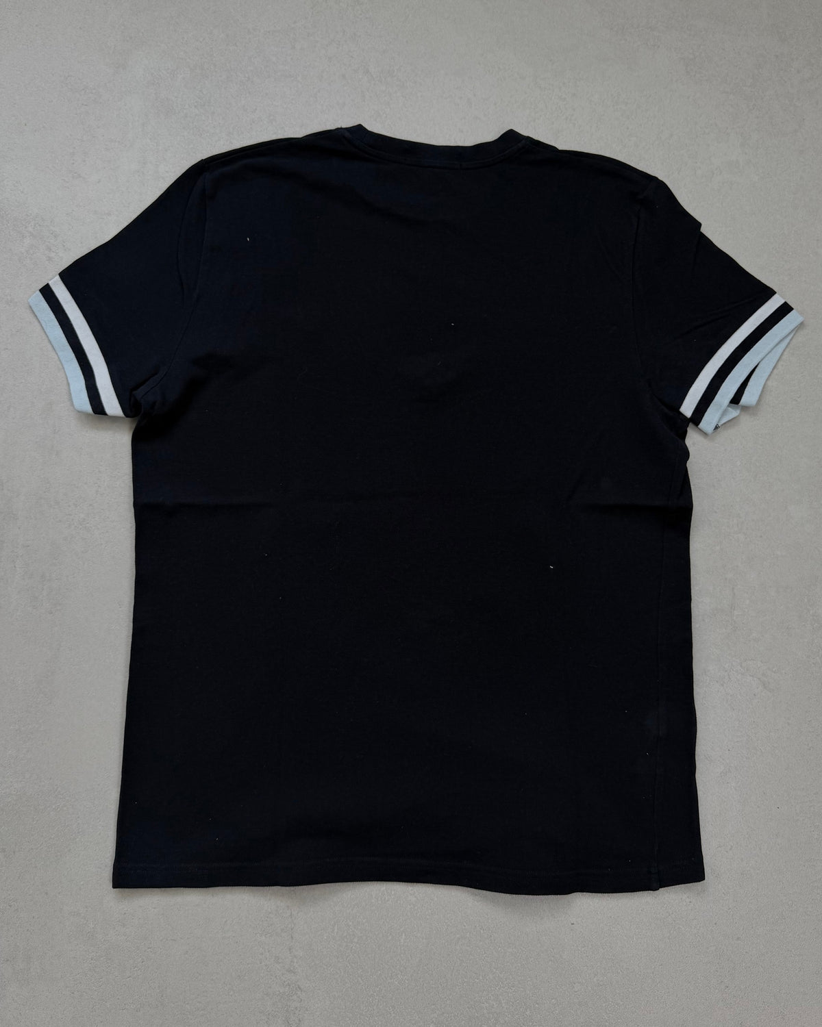 Fred Perry T-Shirt Schwarz mit gestreiften Ärmelbündchen Größe L – Rückseite
