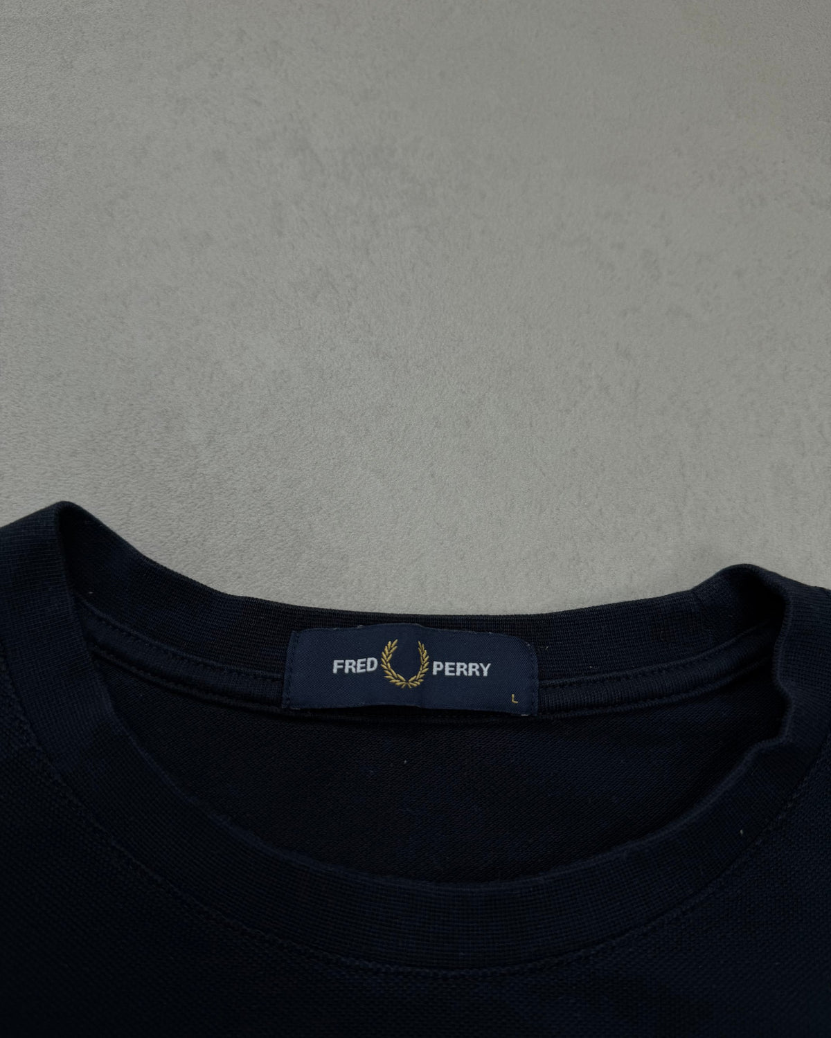Fred Perry T-Shirt Schwarz mit gestreiften Ärmelbündchen Größe L – Etikett