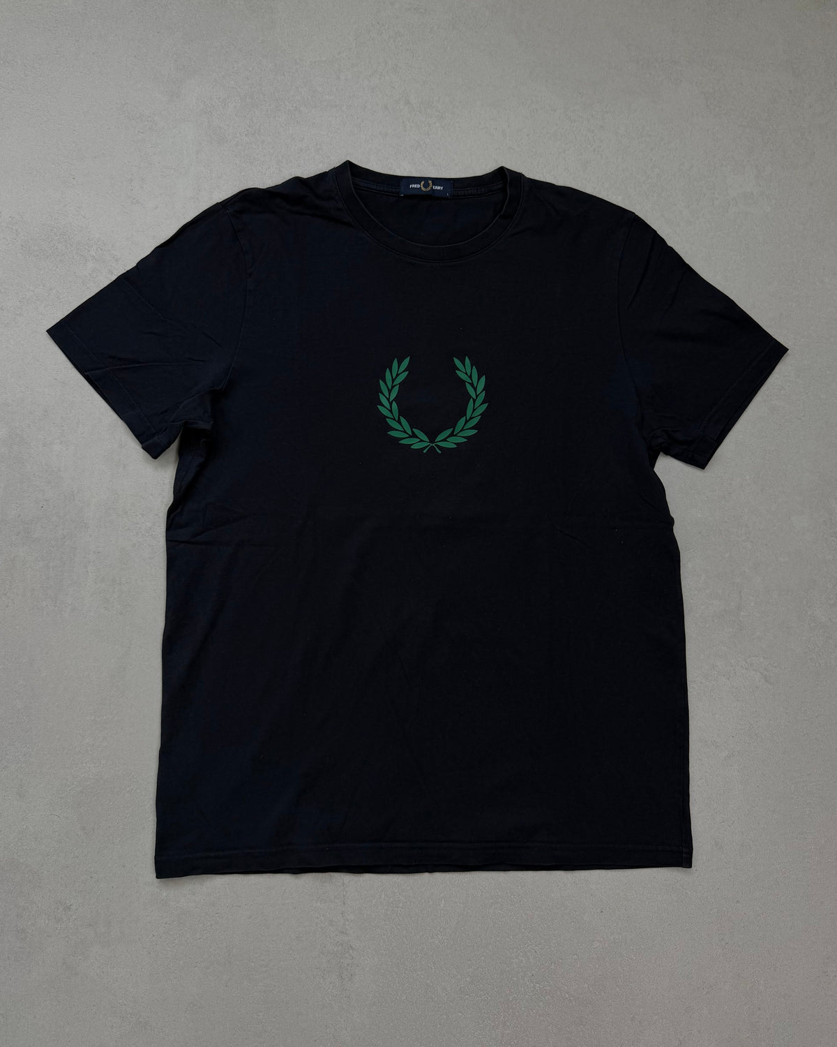 Fred Perry T-Shirt Schwarz mit grünem Lorbeerkranz-Print Größe L – Vorderseite