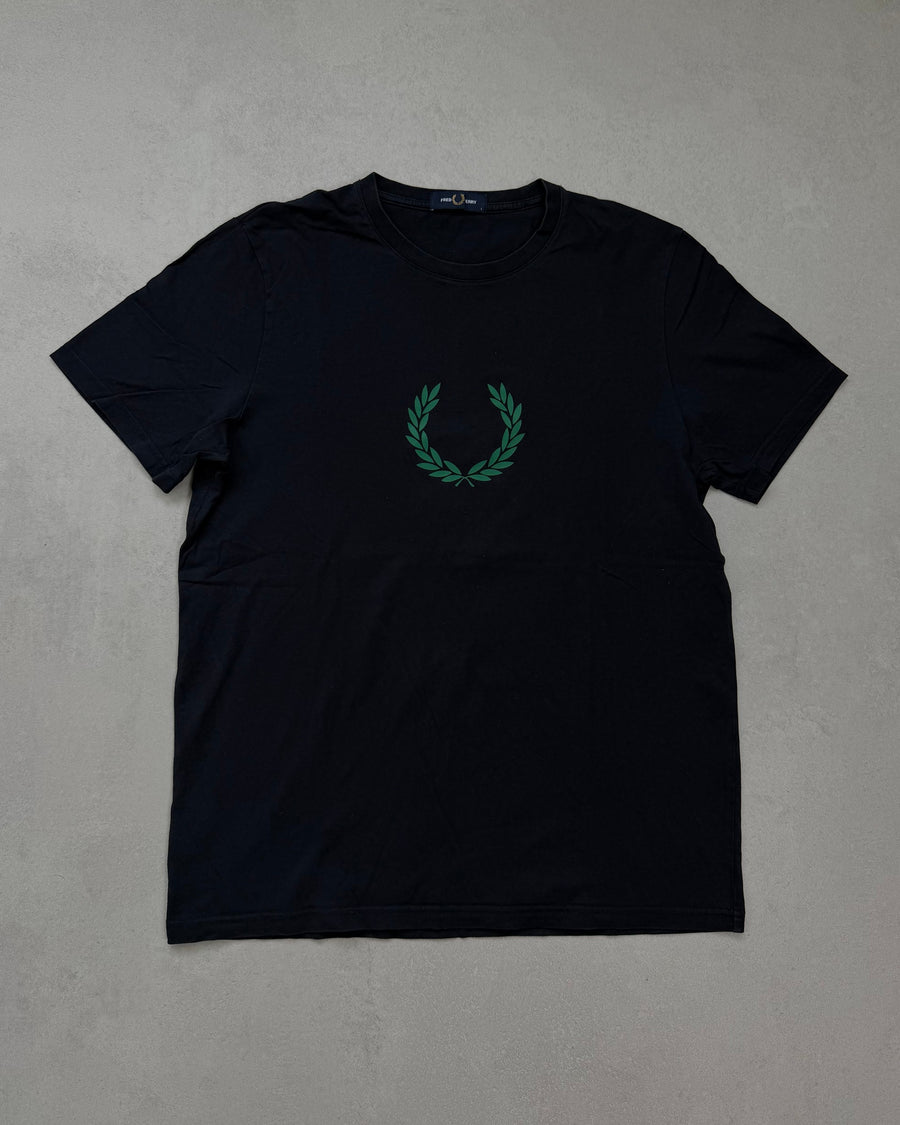 Fred Perry T-Shirt Schwarz mit grünem Lorbeerkranz-Print Größe L – Vorderseite