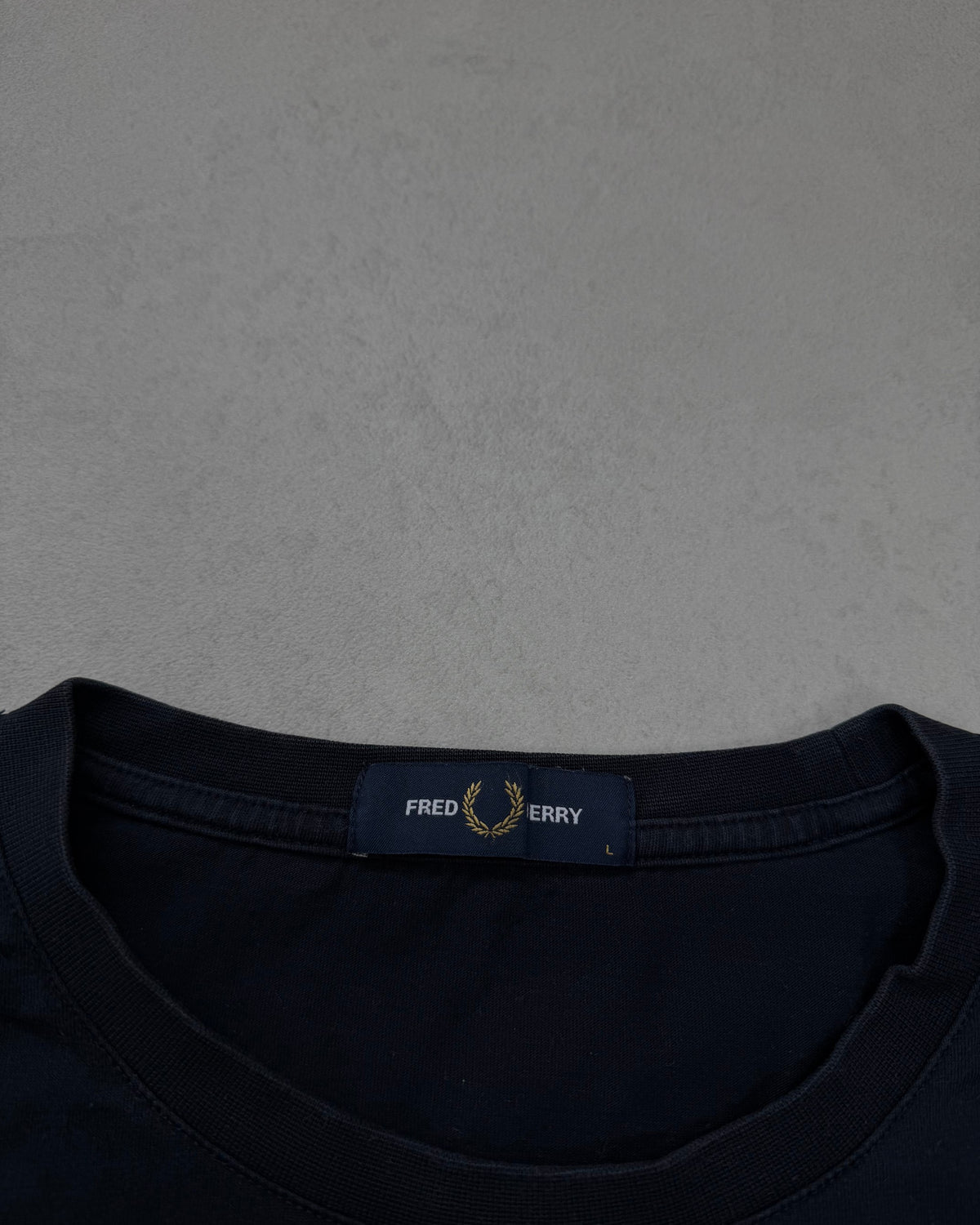 Fred Perry T-Shirt Schwarz mit grünem Lorbeerkranz-Print Größe L – Etikett