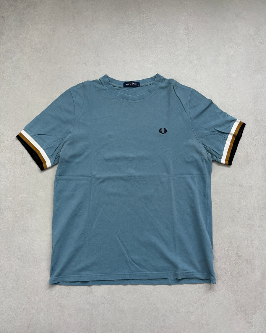 Fred Perry T-Shirt Taubenblau mit gestreiften Bündchen Größe L – Vorderseite