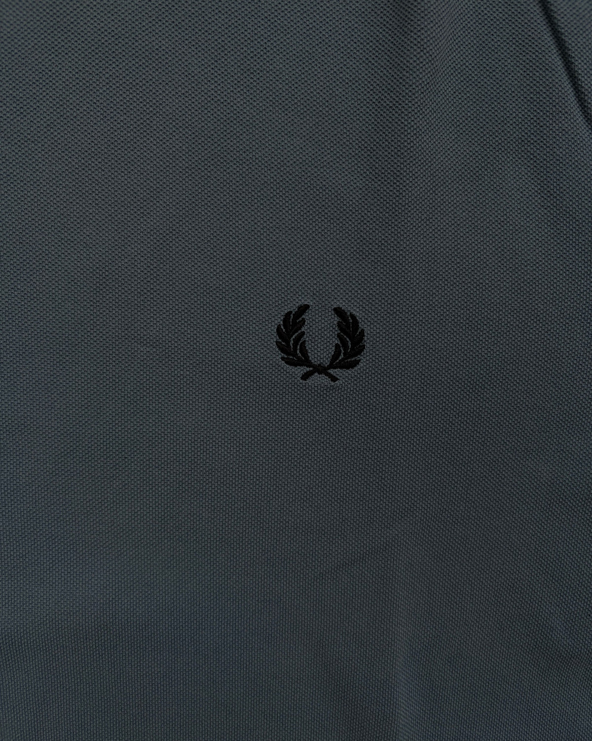 Fred Perry T-Shirt Taubenblau mit gestreiften Bündchen Größe L – Detail
