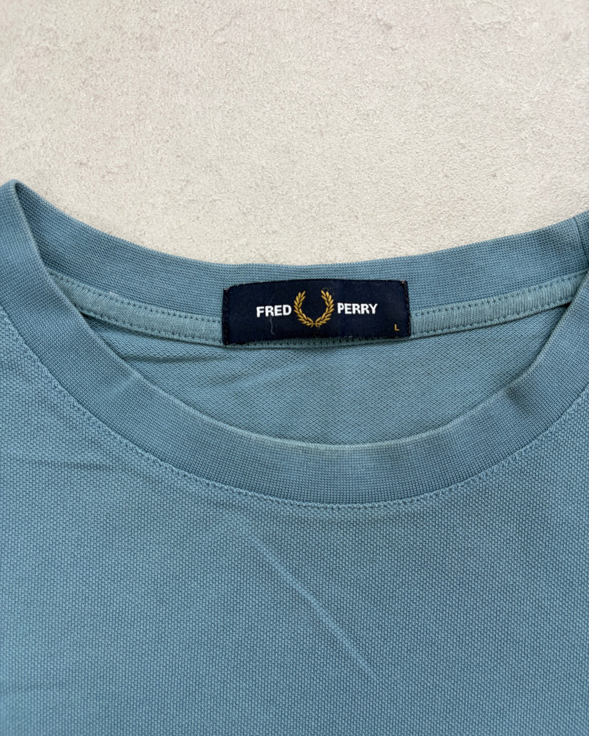 Fred Perry T-Shirt Taubenblau mit gestreiften Bündchen Größe L – Etikett
