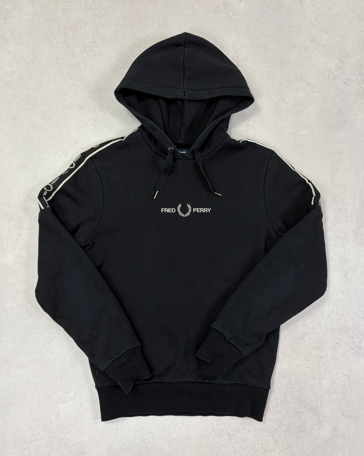 Fred Perry Taped Hoodie Schwarz mit Schriftzug Größe S – Vorderseite