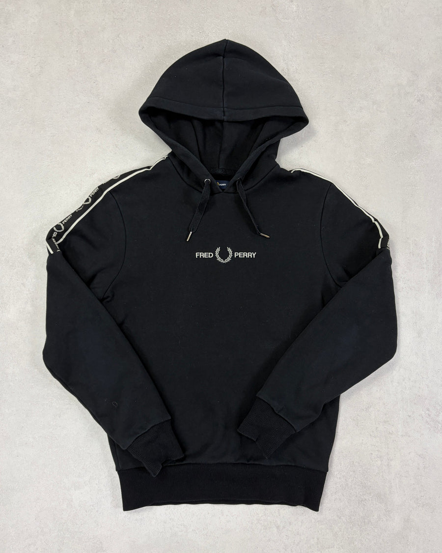 Fred Perry Taped Hoodie Schwarz mit Schriftzug Größe S – Vorderseite