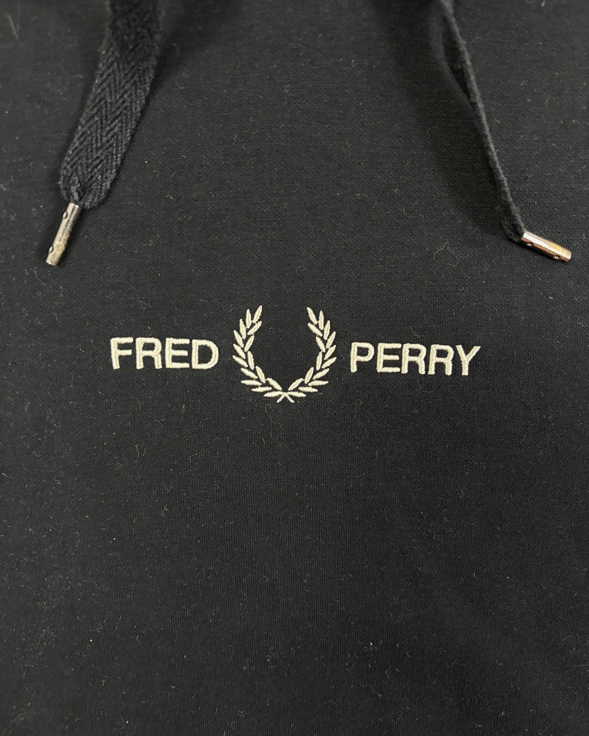 Fred Perry Taped Hoodie Schwarz mit Schriftzug Größe S – Detail