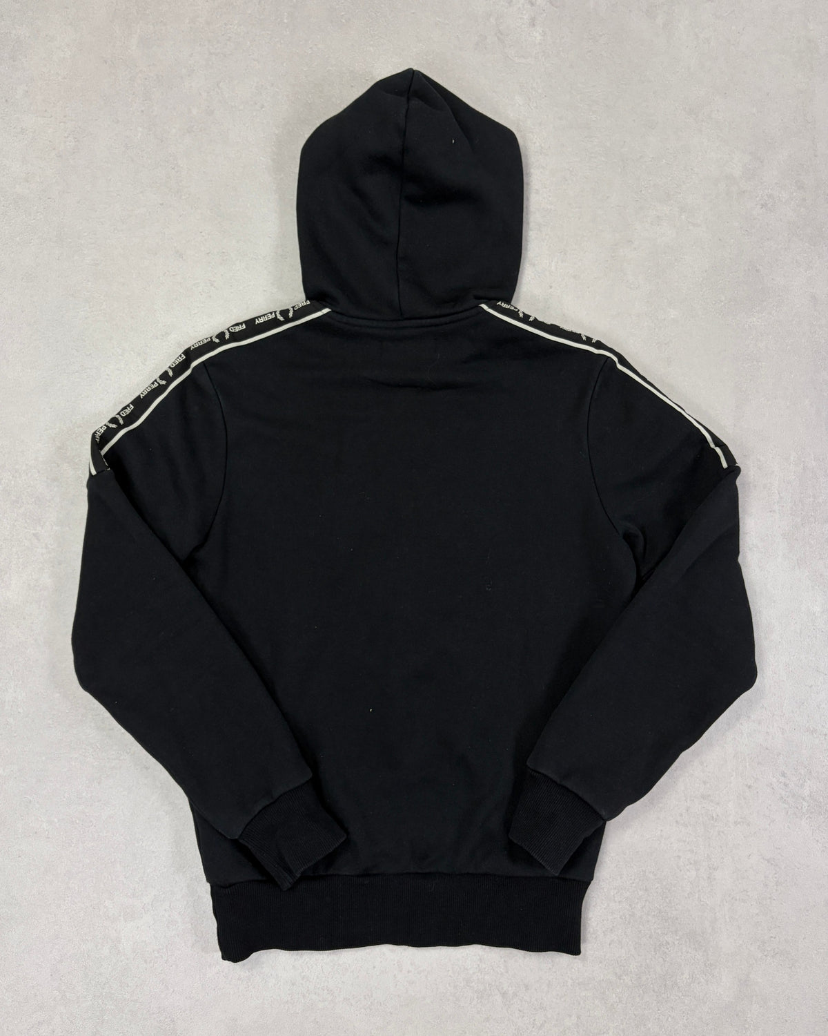 Fred Perry Taped Hoodie Schwarz mit Schriftzug Größe S – Rückseite