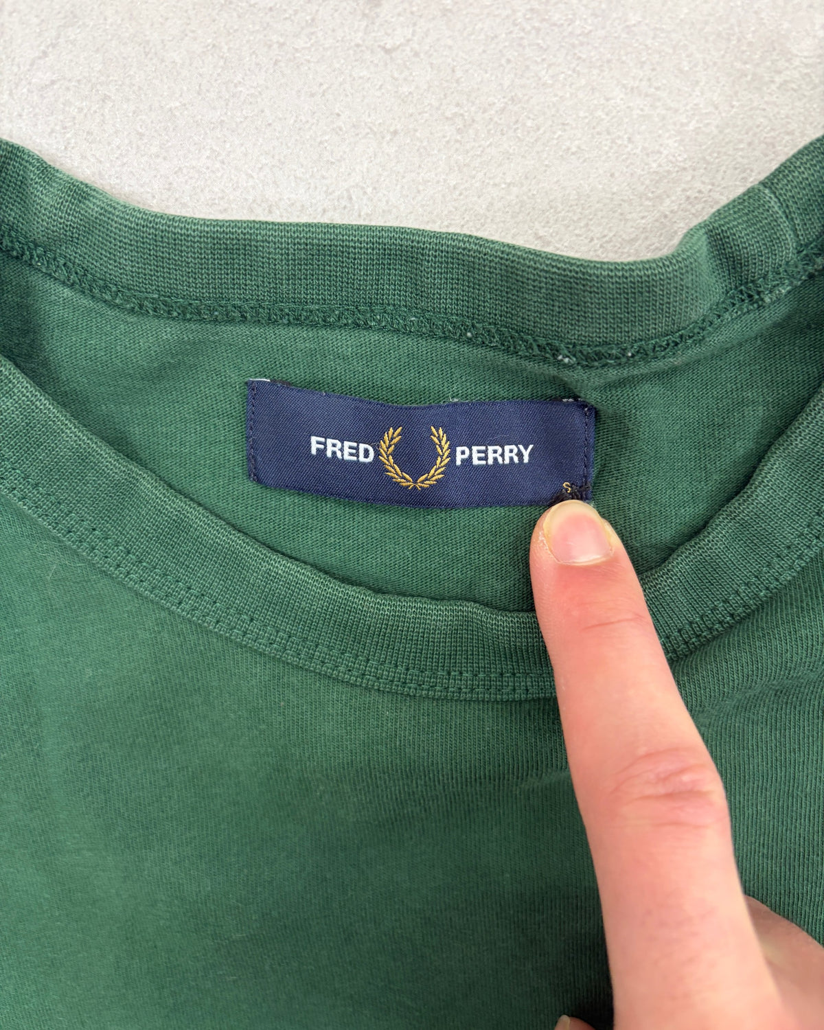 Fred Perry Taped Langarmshirt Dunkelgrün Größe S – Etikett
