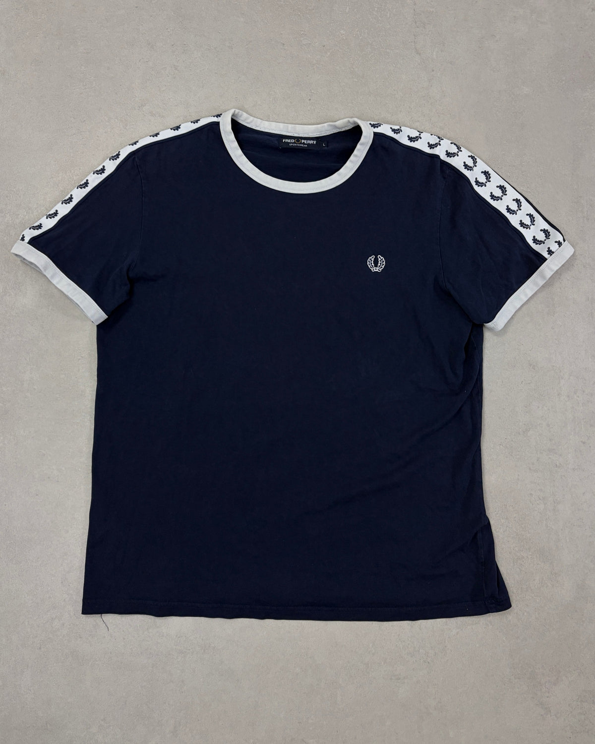 Fred Perry Taped Ringer T-Shirt Navy mit Lorbeer-Tape Größe L – Vorderseite