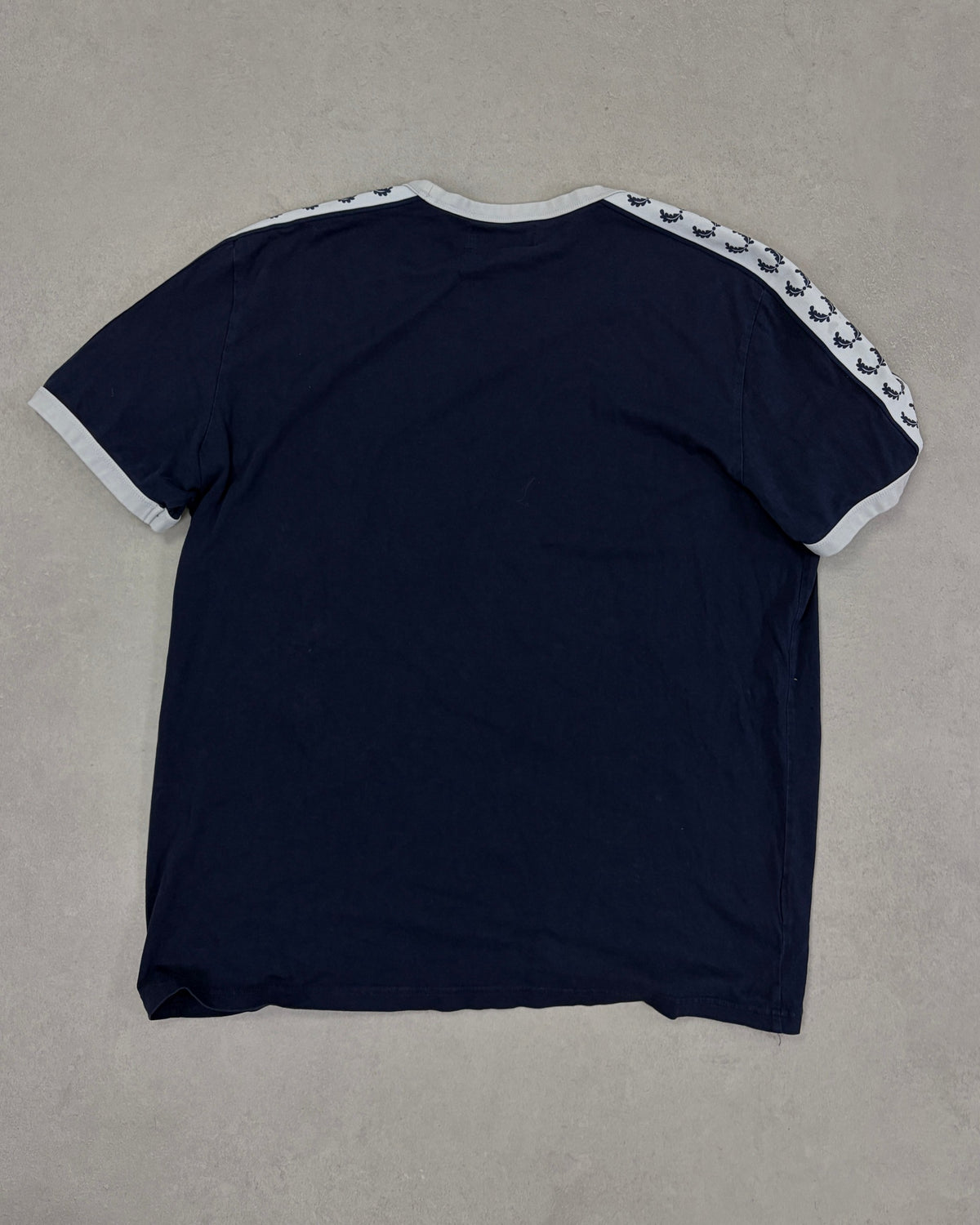Fred Perry Taped Ringer T-Shirt Navy mit Lorbeer-Tape Größe L – Rückseite