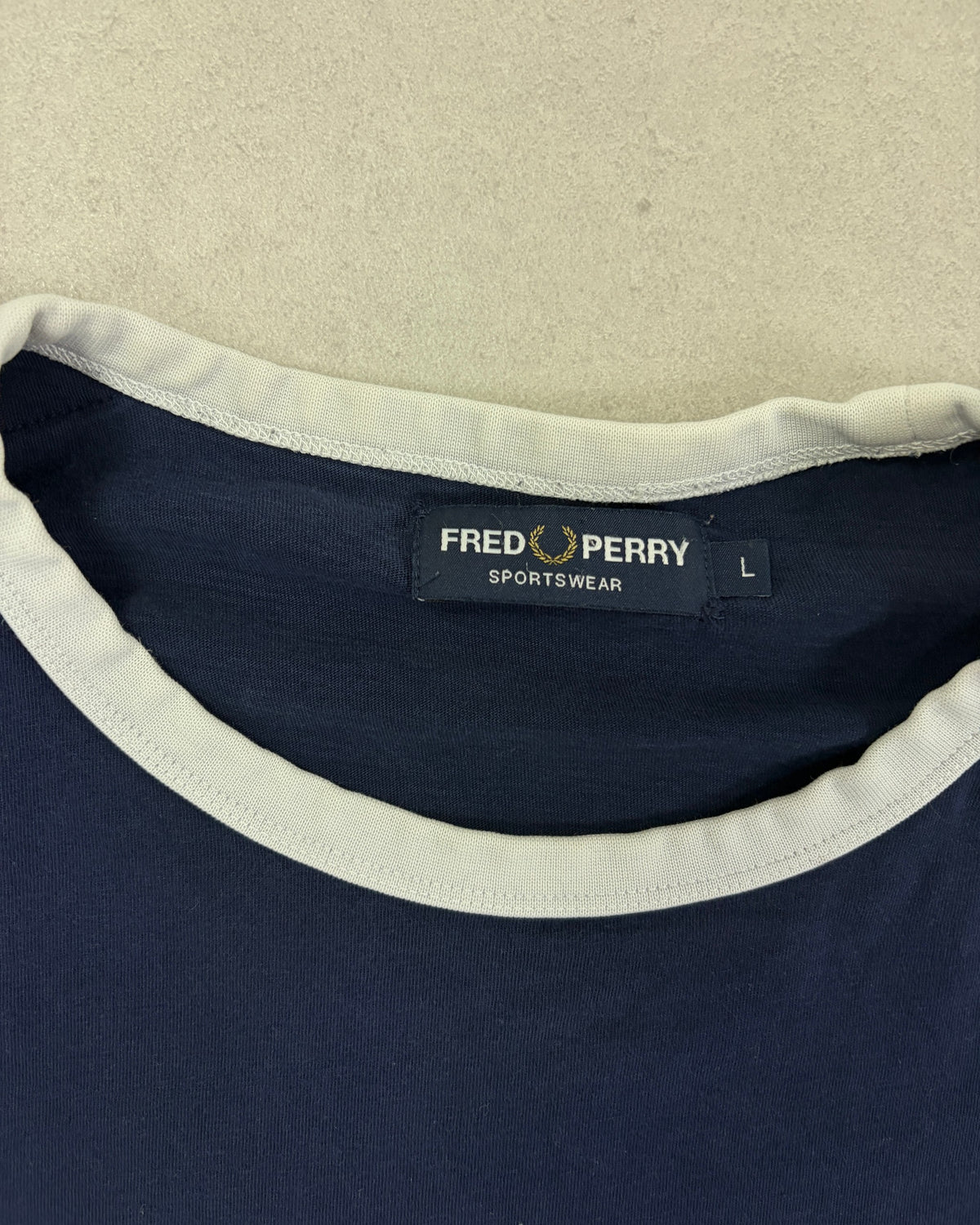 Fred Perry Taped Ringer T-Shirt Navy mit Lorbeer-Tape Größe L – Etikett