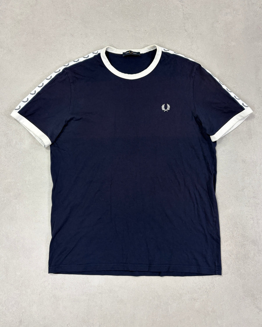 Fred Perry Taped Ringer T-Shirt Navy mit weißem Tape Größe L – Vorderseite