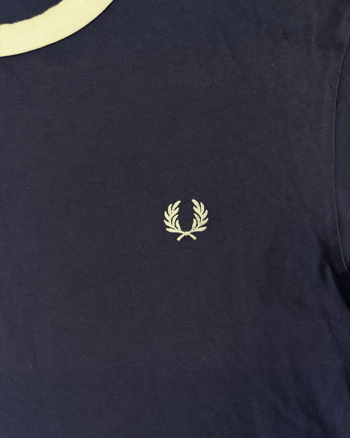 Fred Perry Taped Ringer T-Shirt Navy mit weißem Tape Größe L – Detail