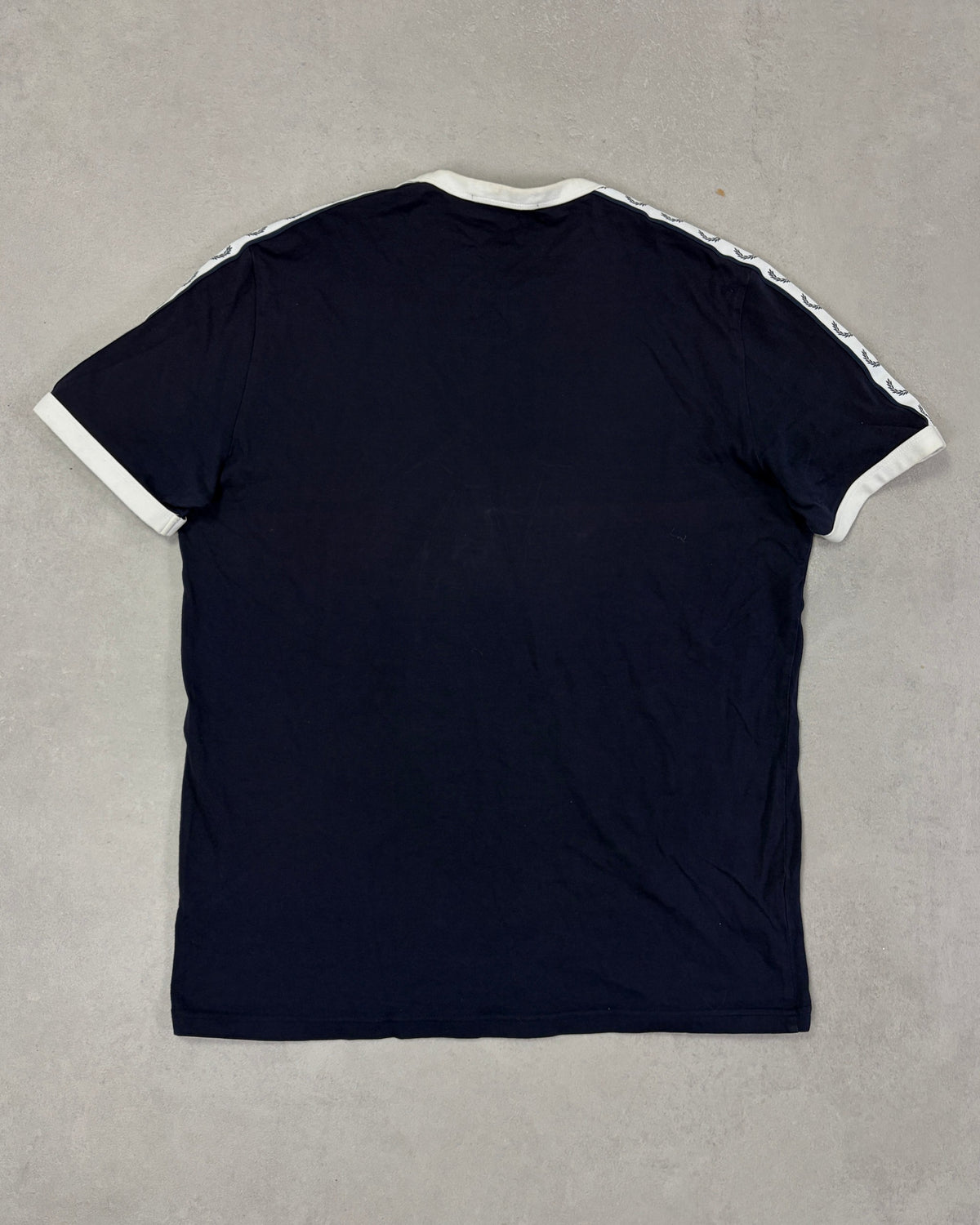 Fred Perry Taped Ringer T-Shirt Navy mit weißem Tape Größe L – Rückseite