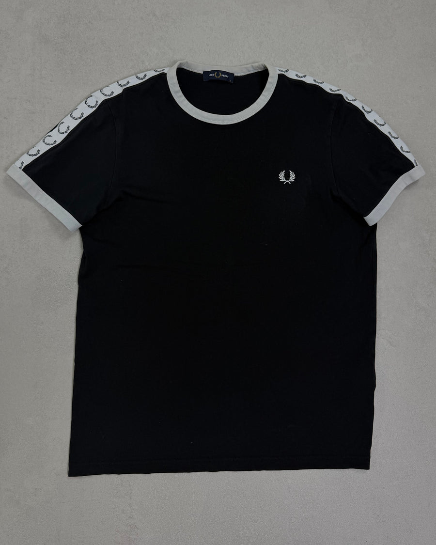 Fred Perry Taped Ringer T-Shirt Schwarz mit weißem Tape Größe M – Vorderseite