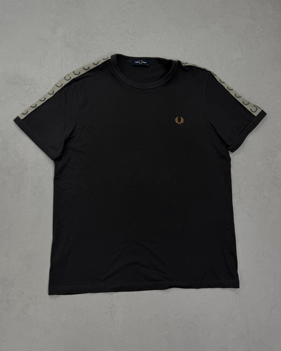Fred Perry Taped T-Shirt Schwarz mit goldenem Lorbeerkranz Größe XL – Vorderseite