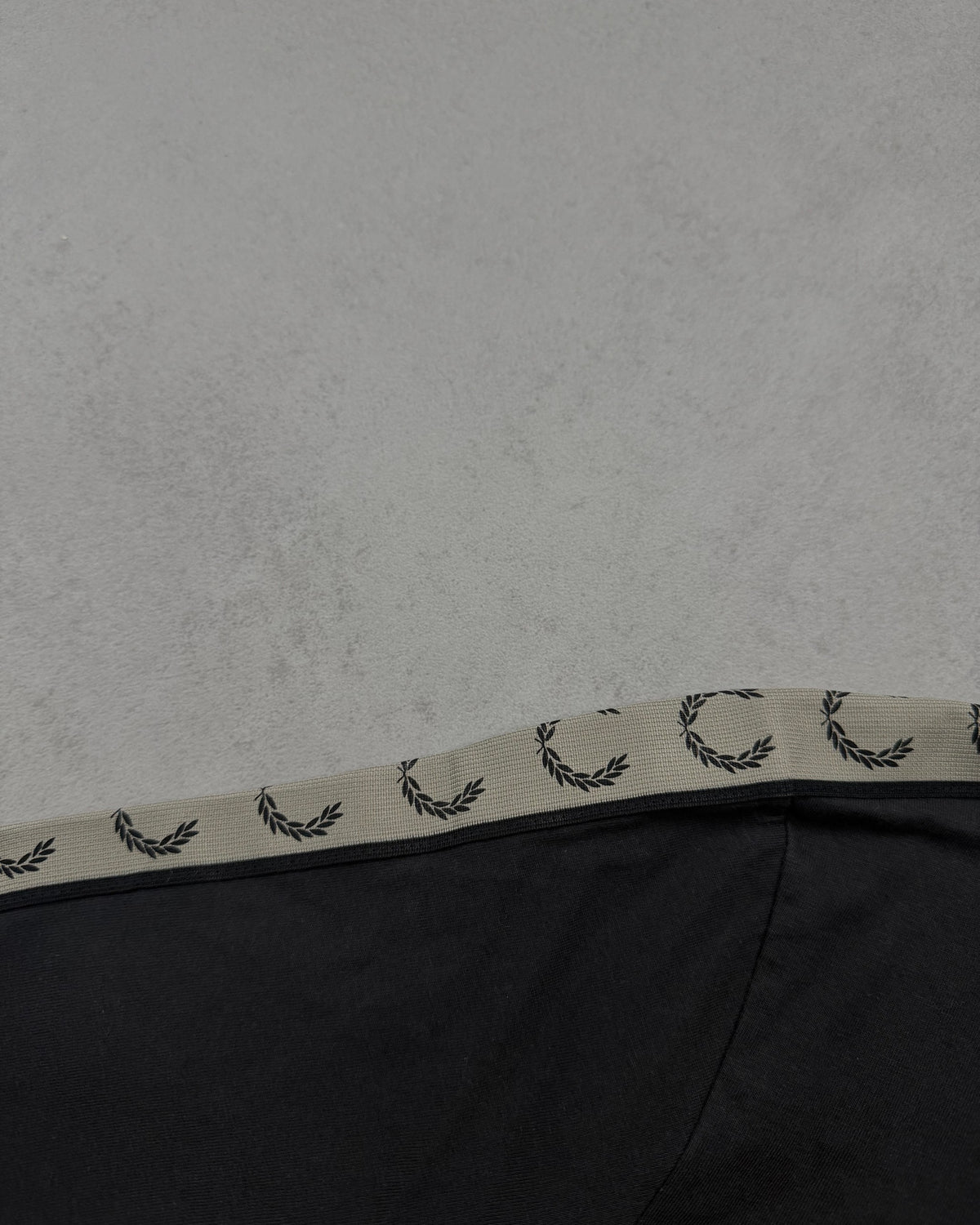 Fred Perry Taped T-Shirt Schwarz mit goldenem Lorbeerkranz Größe XL – Detail