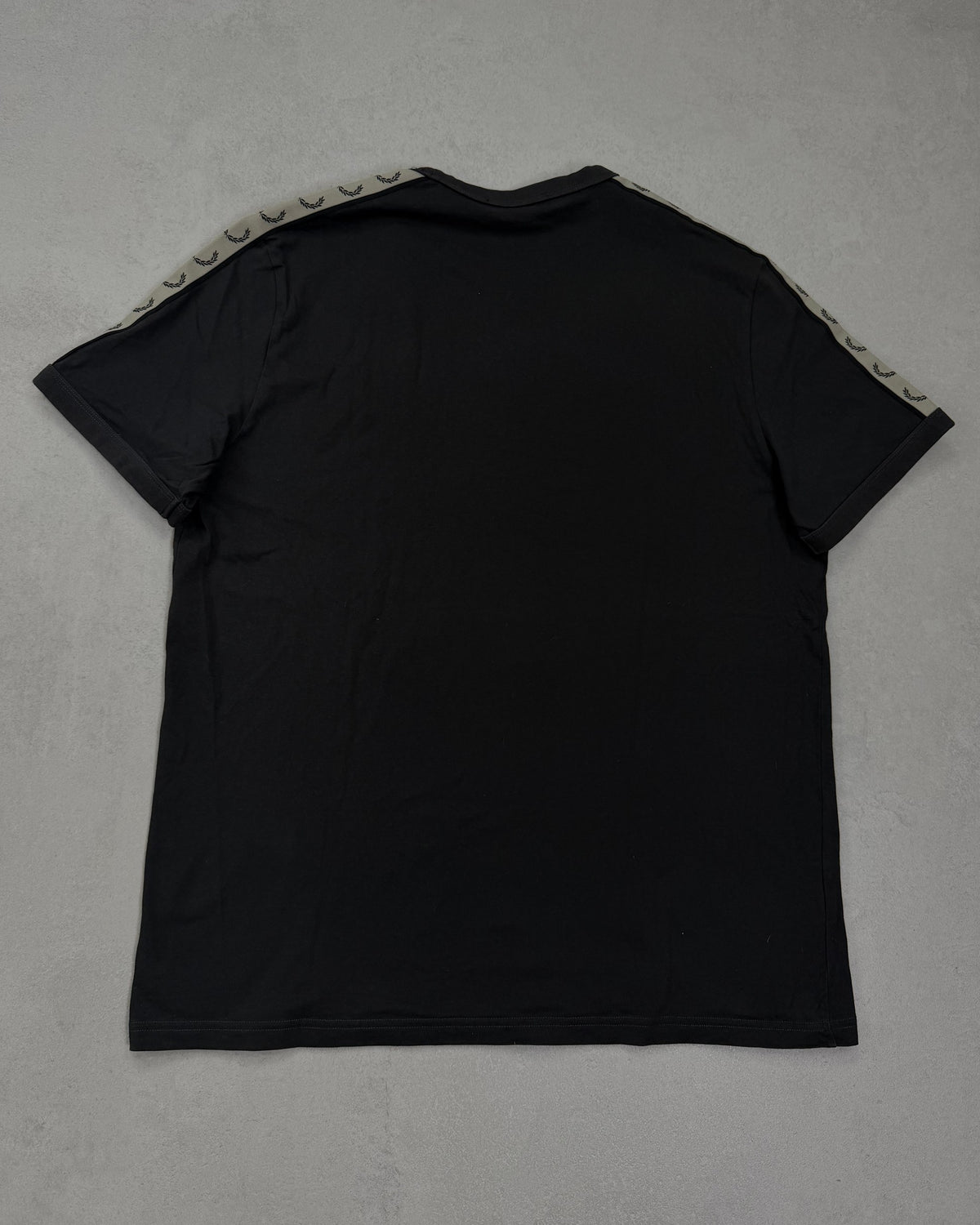 Fred Perry Taped T-Shirt Schwarz mit goldenem Lorbeerkranz Größe XL – Rückseite