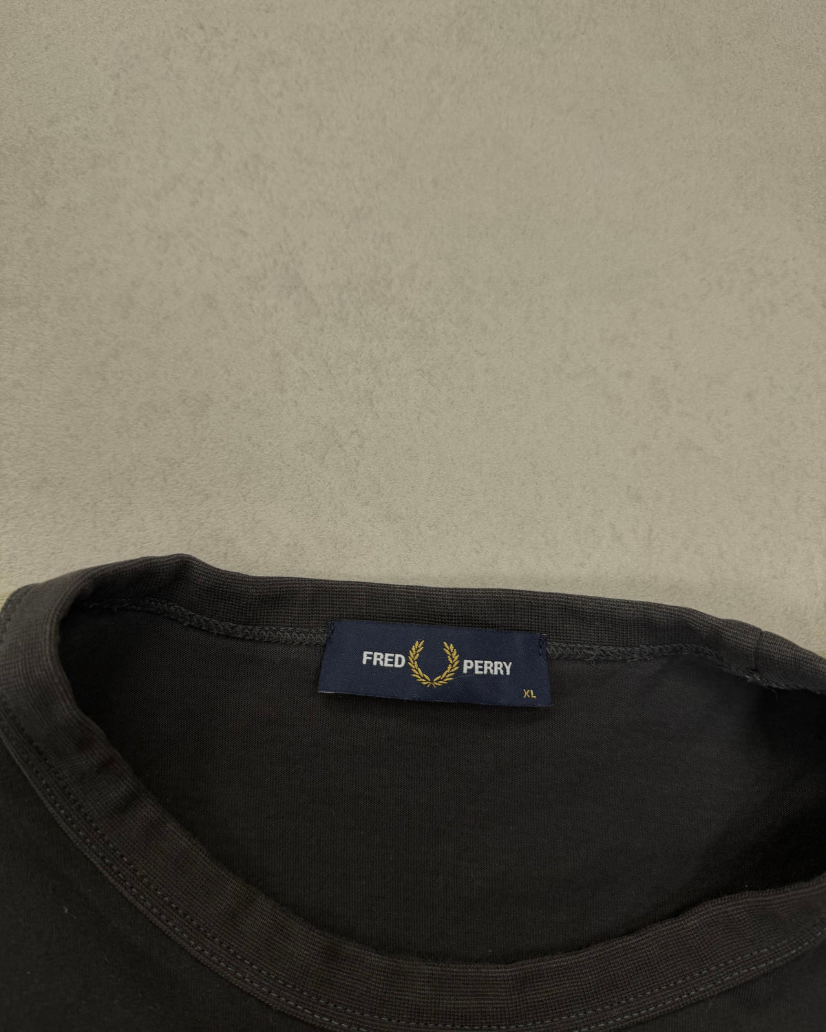Fred Perry Taped T-Shirt Schwarz mit goldenem Lorbeerkranz Größe XL – Etikett