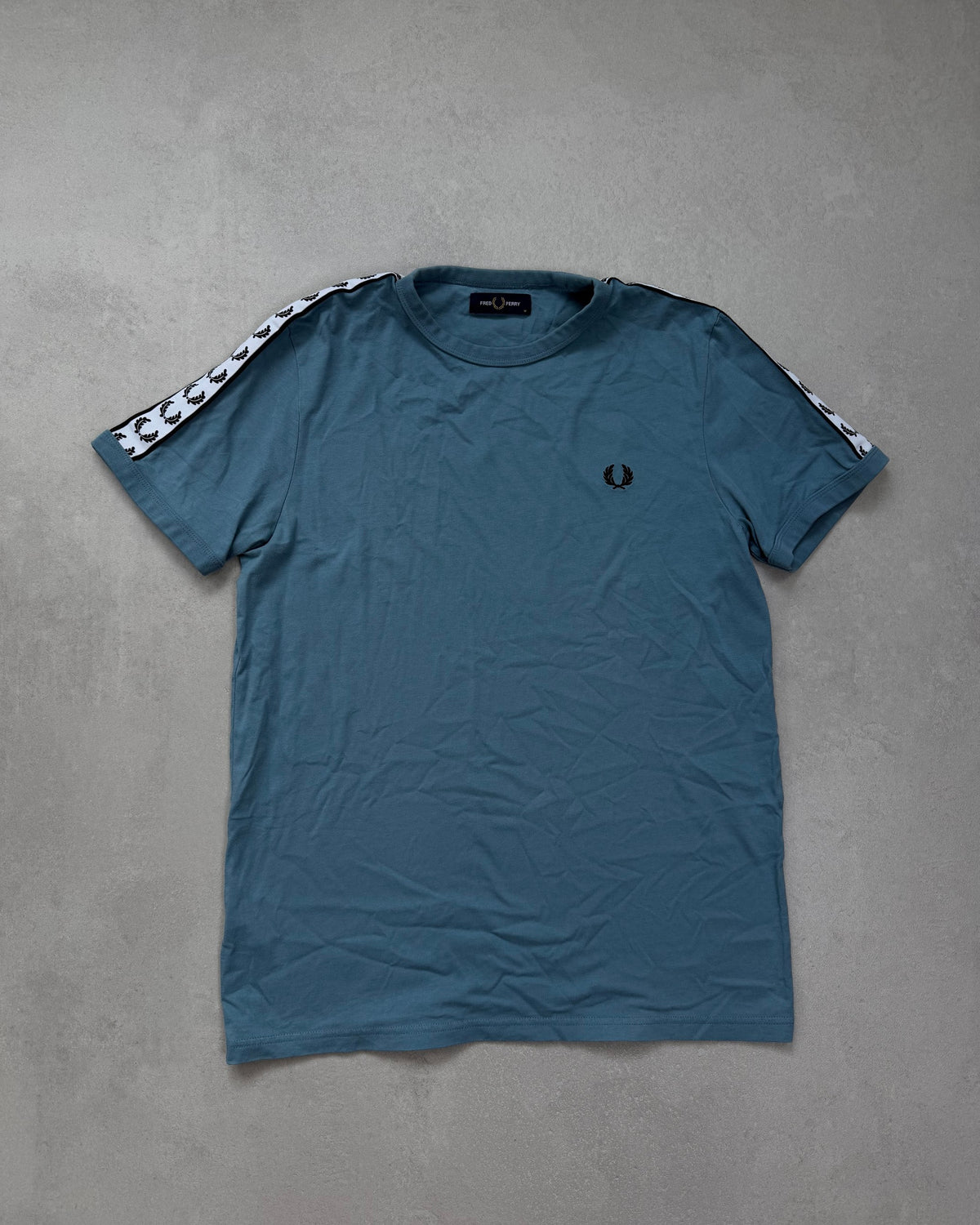 Fred Perry Taped T-Shirt Taubenblau Größe M – Vorderseite
