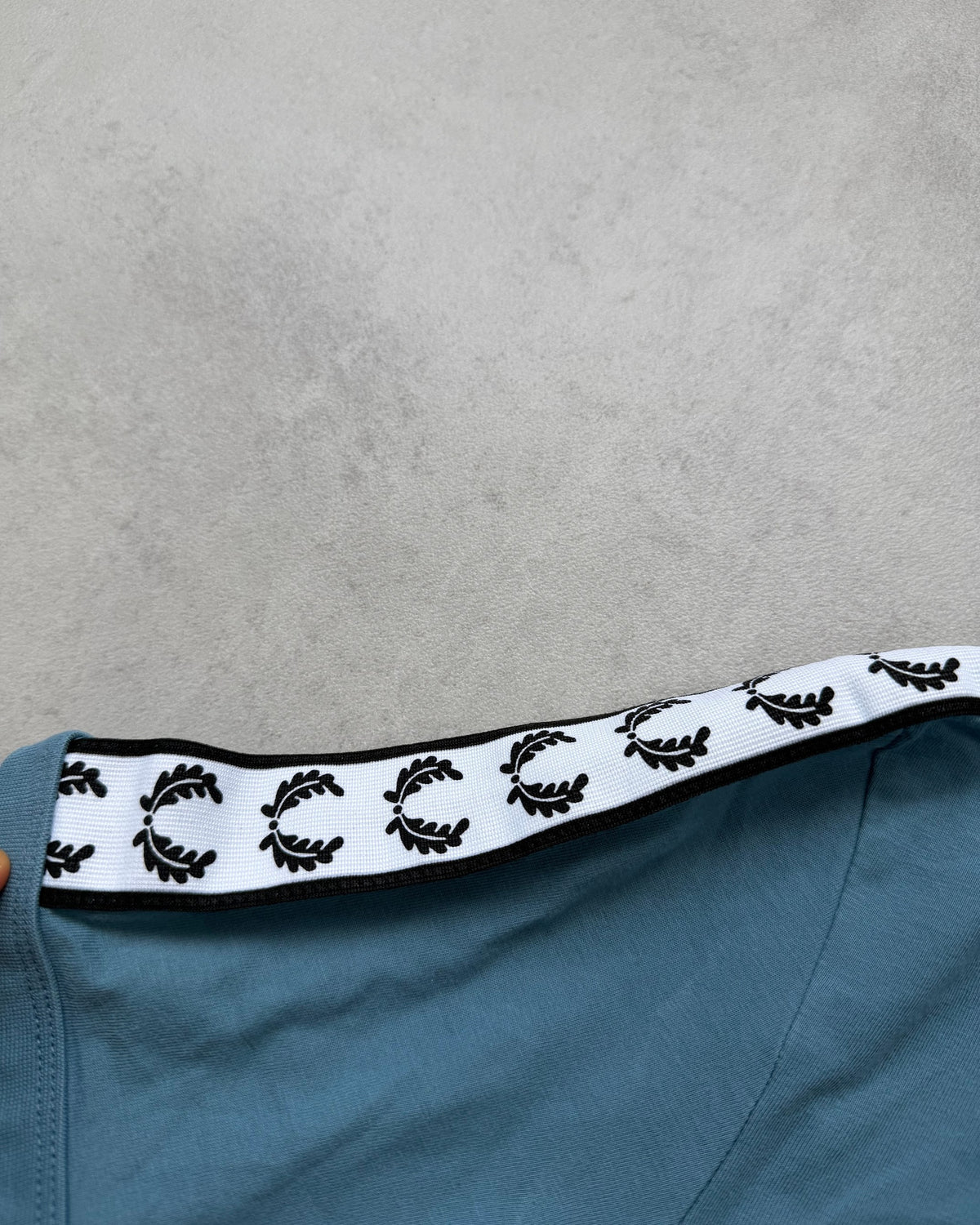 Fred Perry Taped T-Shirt Taubenblau Größe M – Detail