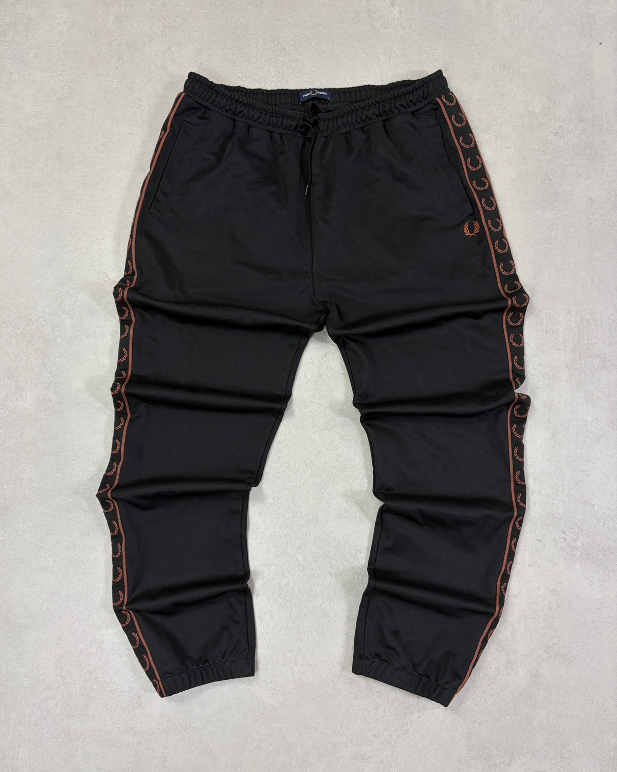 Fred Perry Taped Trainingshose Schwarz-Braun Größe XL – Vorderseite