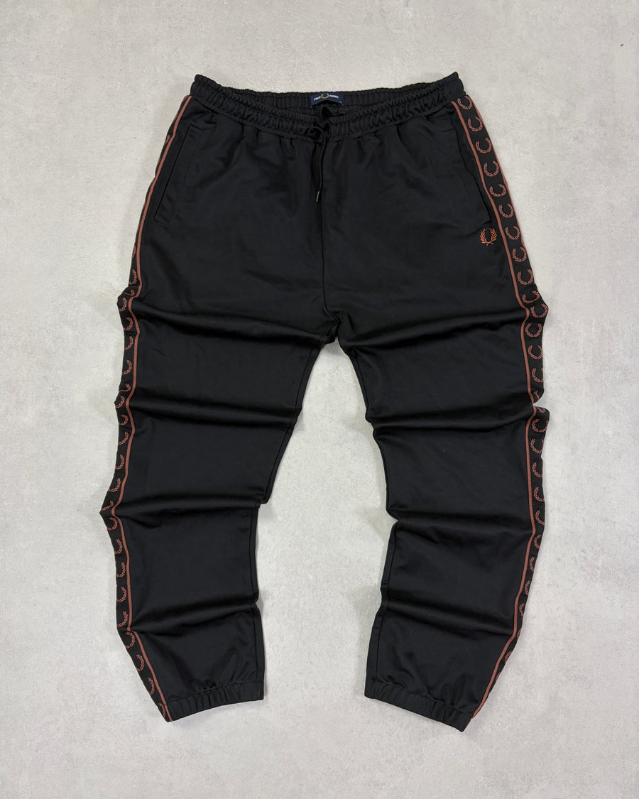 Fred Perry Taped Trainingshose Schwarz-Braun Größe XL – Vorderseite