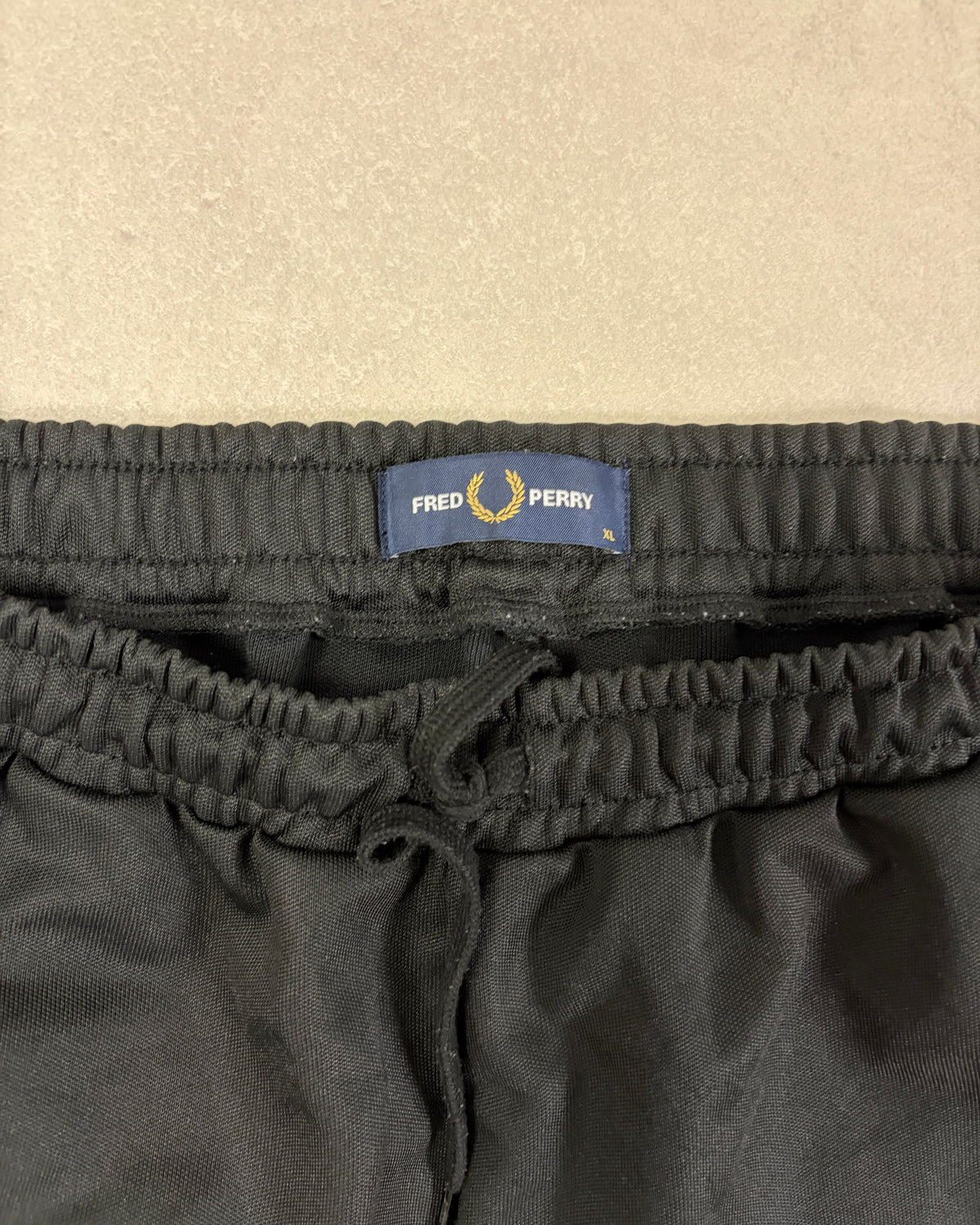 Fred Perry Taped Trainingshose Schwarz-Braun Größe XL – Etikett
