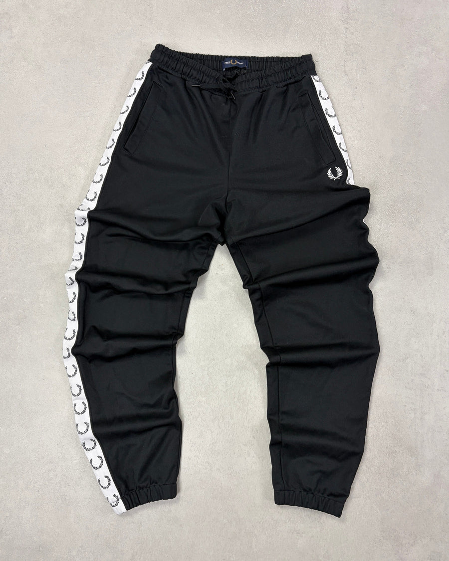 Fred Perry Taped Trainingshose Schwarz mit weißem Tape Größe XS – Vorderseite