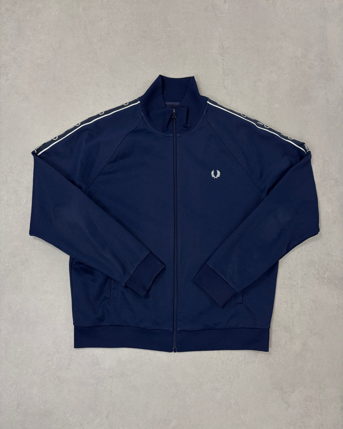 Fred Perry Taped Trainingsjacke Navy mit Lorbeer-Tape Größe XL – Vorderseite