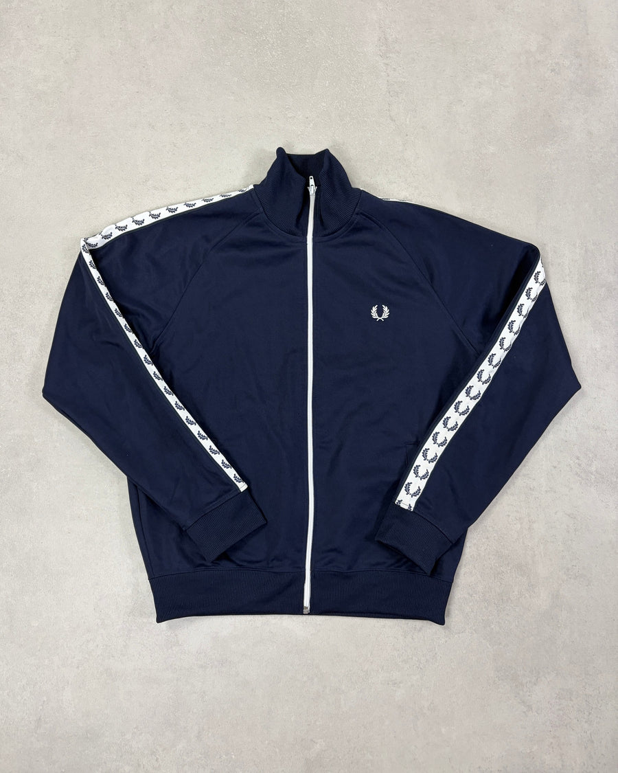 Fred Perry Taped Trainingsjacke Navy mit weißem Tape Größe M – Vorderseite