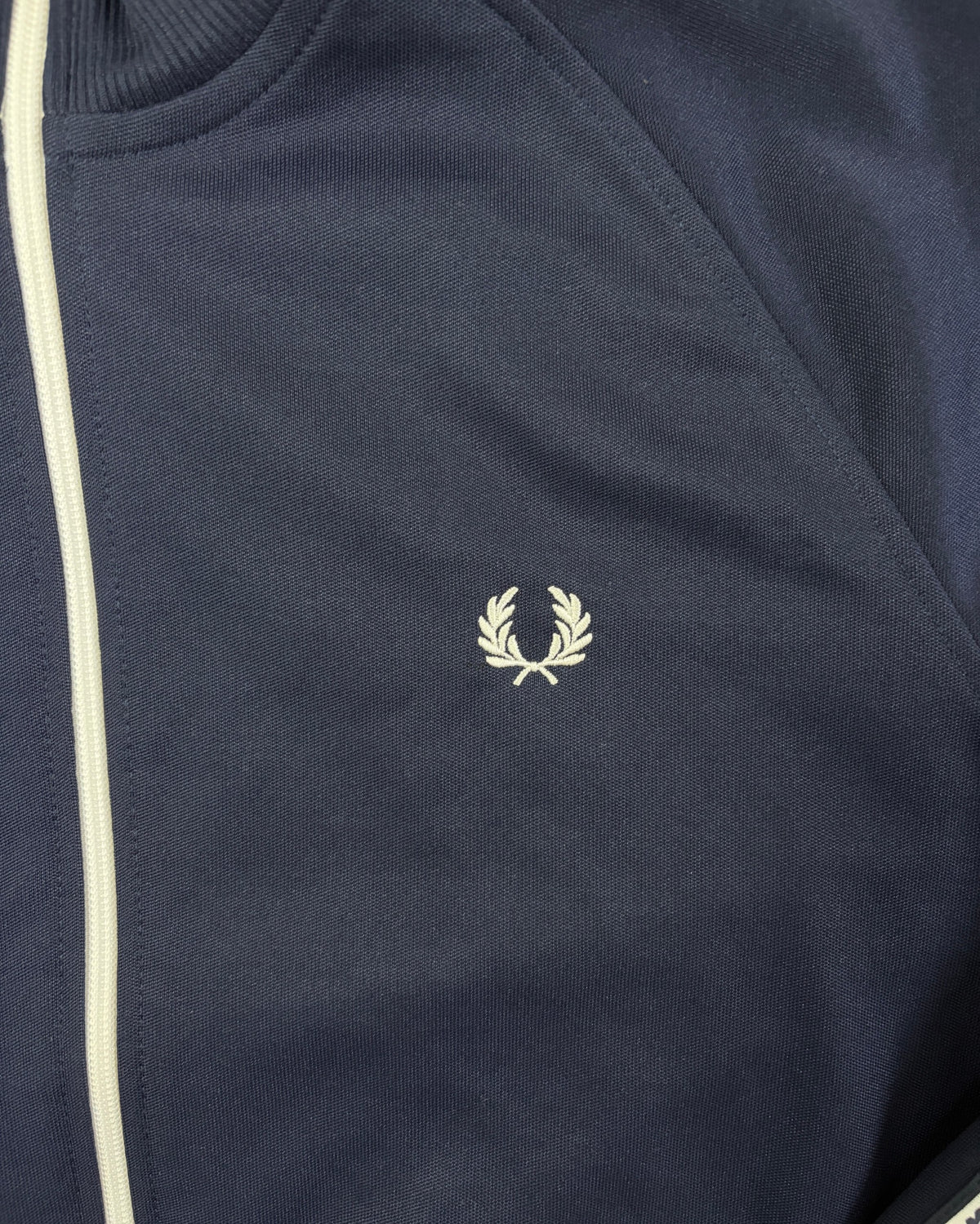 Fred Perry Taped Trainingsjacke Navy mit weißem Tape Größe M – Detail