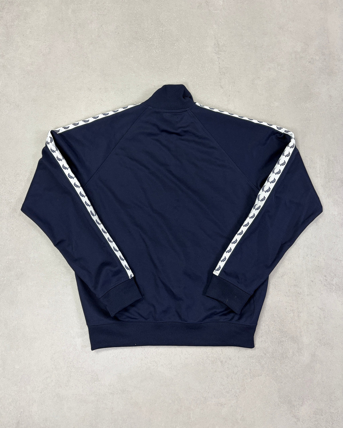 Fred Perry Taped Trainingsjacke Navy mit weißem Tape Größe M – Rückseite