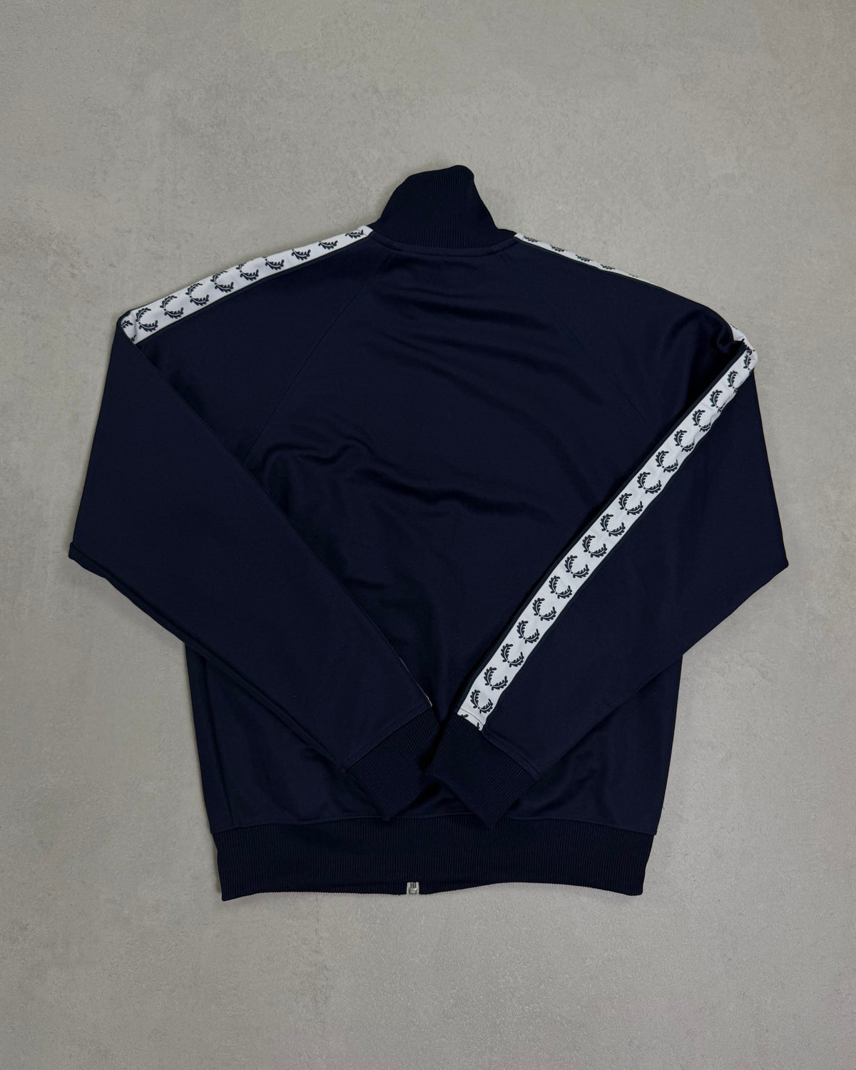 Fred Perry Taped Trainingsjacke Navy mit weißem Tape Größe S – Rückseite