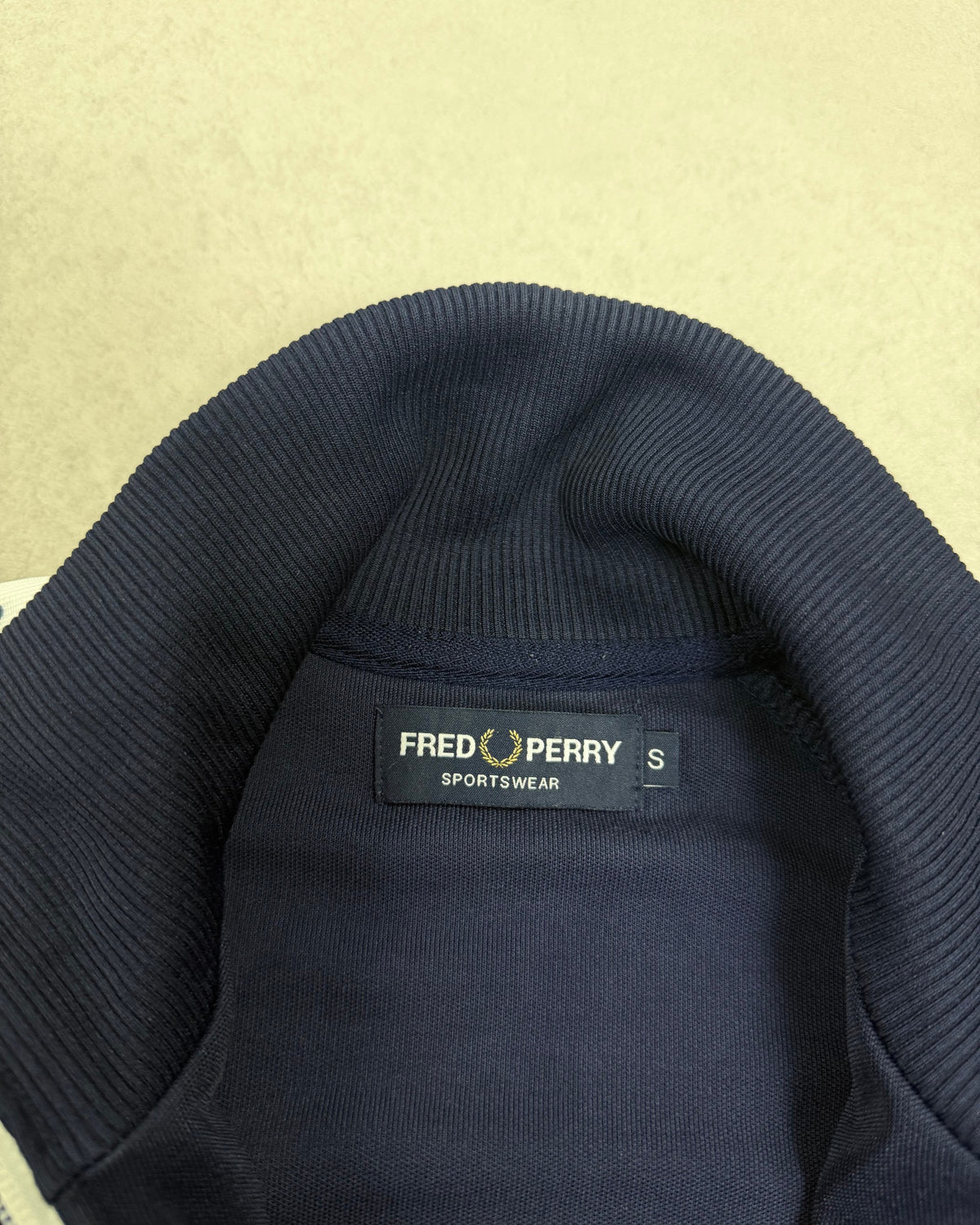 Fred Perry Taped Trainingsjacke Navy mit weißem Tape Größe S – Etikett