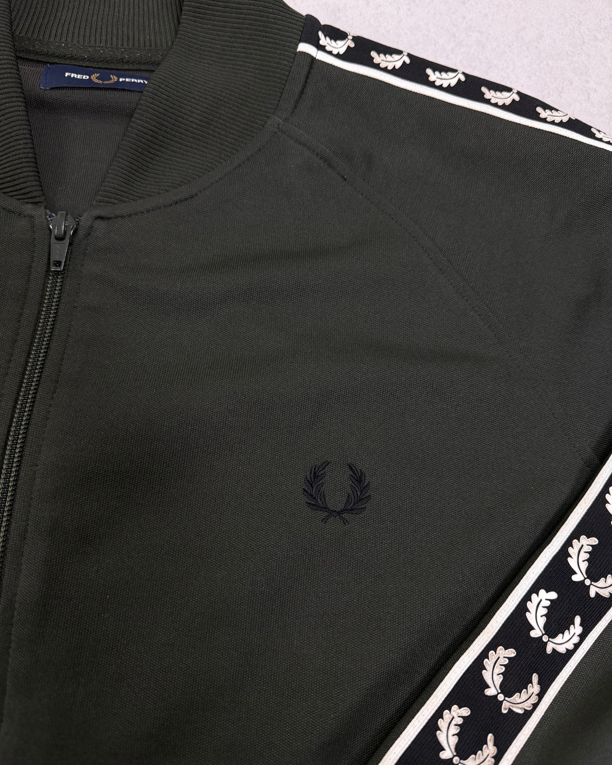 Fred Perry Taped Trainingsjacke Oliv Größe XL – Detail