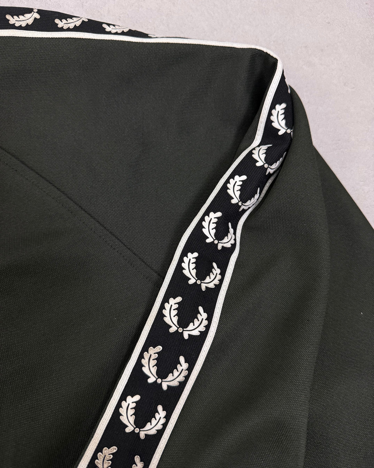 Fred Perry Taped Trainingsjacke Oliv Größe XL – Detail
