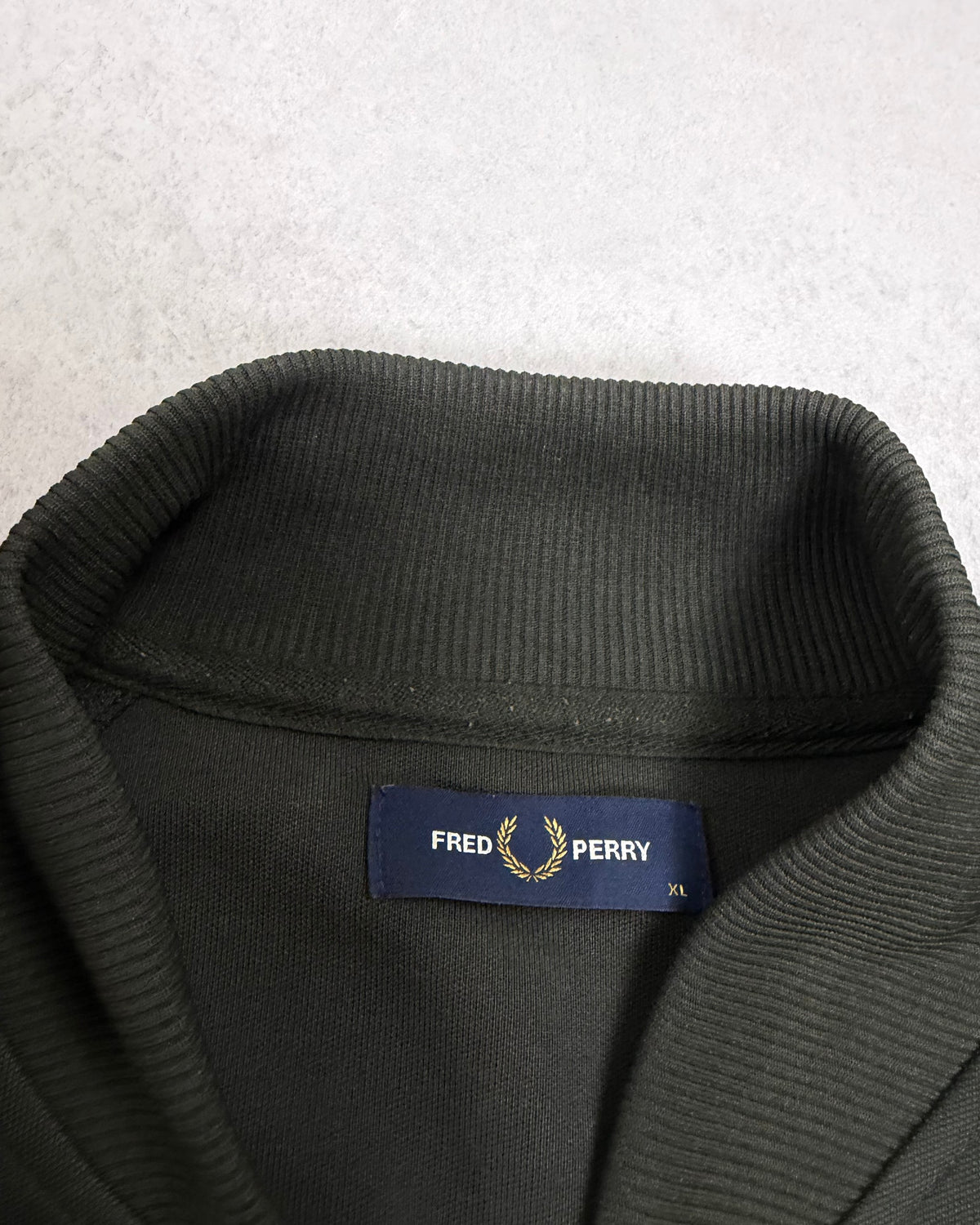 Fred Perry Taped Trainingsjacke Oliv Größe XL – Etikett