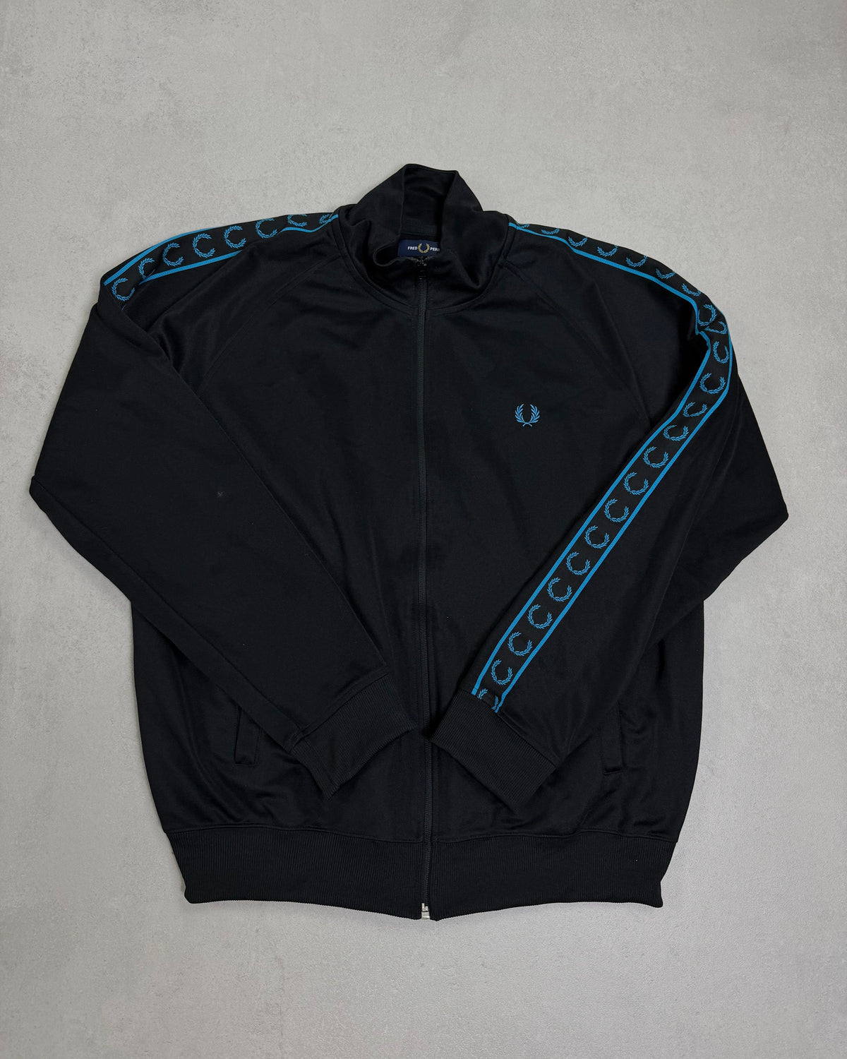 Fred Perry Taped Trainingsjacke Schwarz-Blau Größe XL – Vorderseite