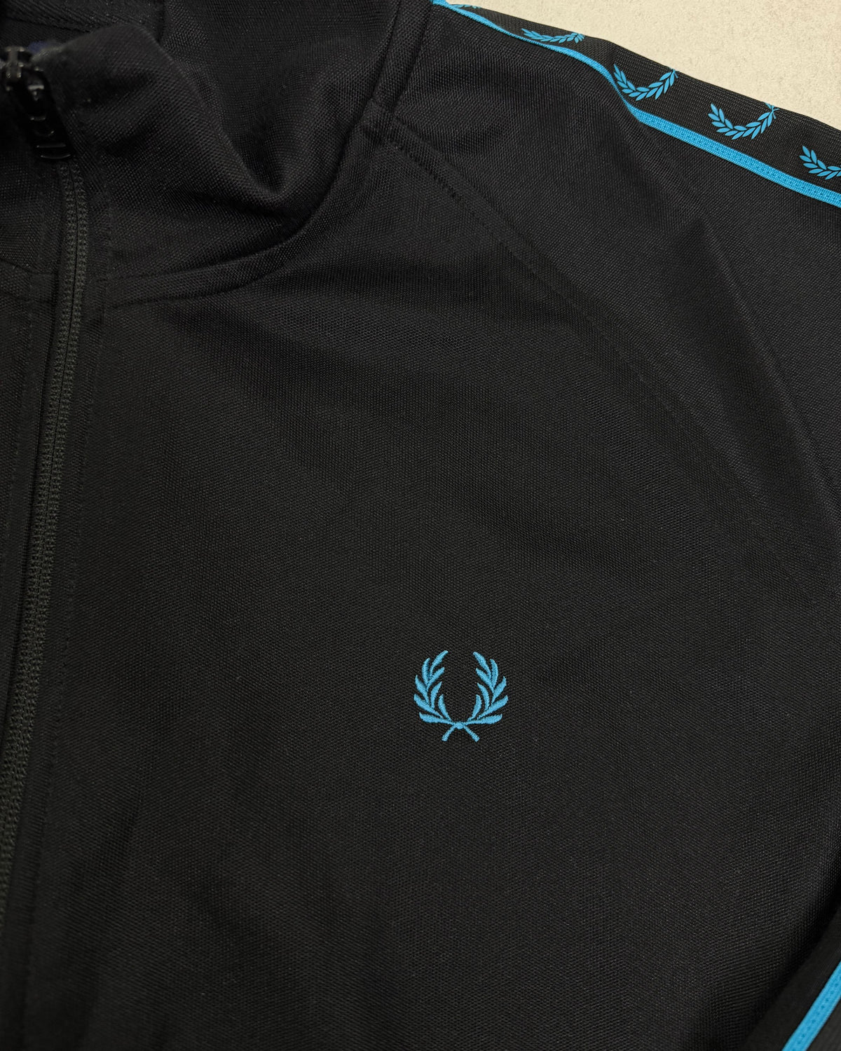 Fred Perry Taped Trainingsjacke Schwarz-Blau Größe XL – Detail