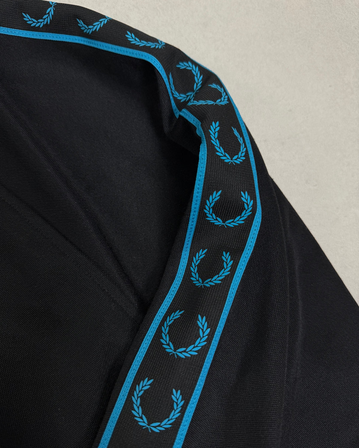 Fred Perry Taped Trainingsjacke Schwarz-Blau Größe XL – Detail