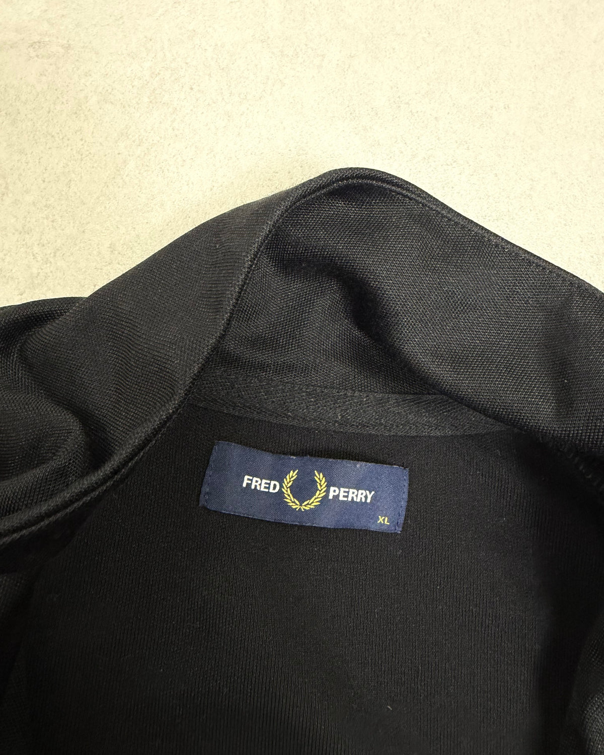 Fred Perry Taped Trainingsjacke Schwarz-Blau Größe XL – Etikett
